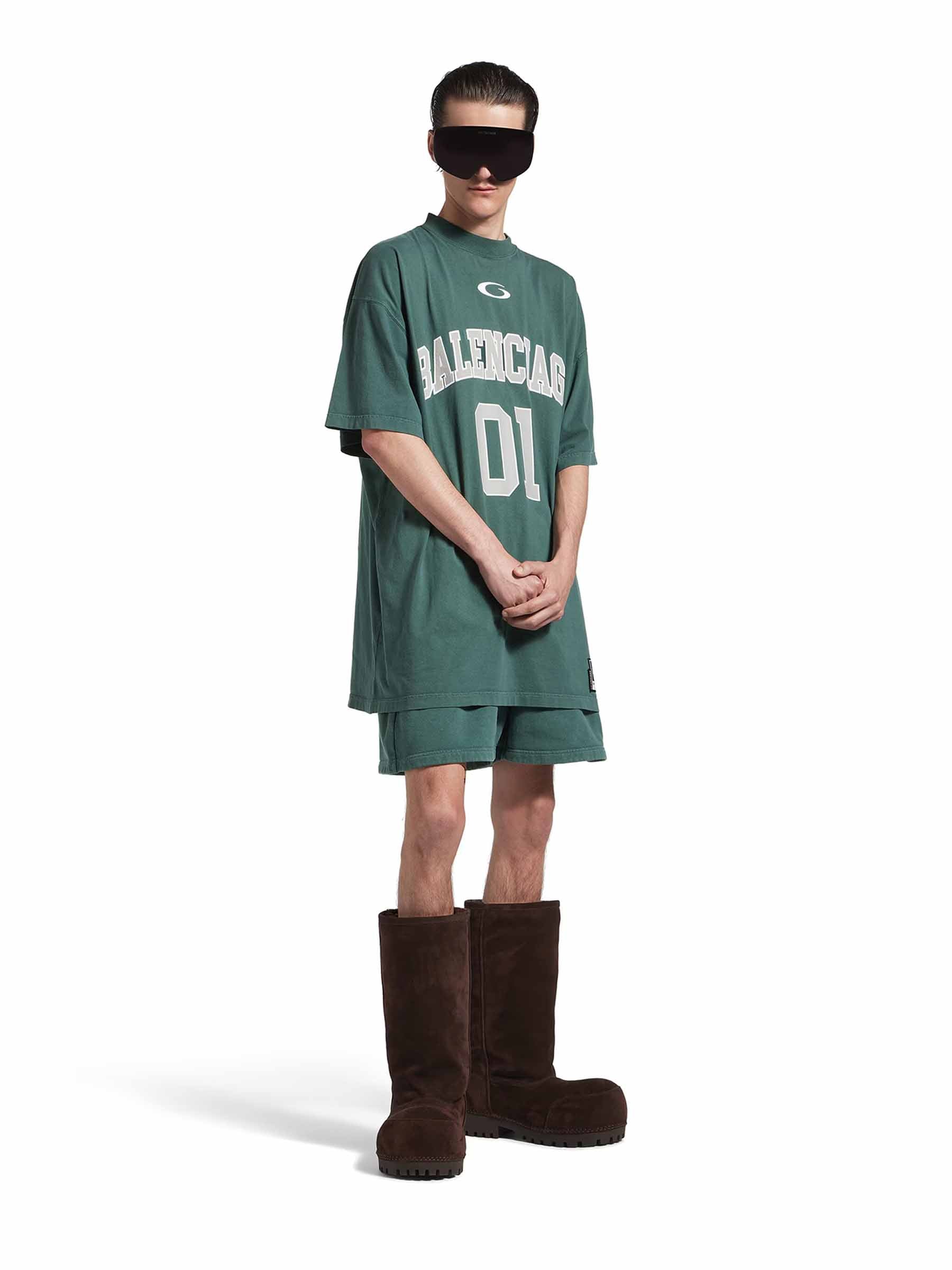 Balenciaga Hombre Barcelona Camiseta Basketball Oversized color Verde Oscuro sku 553-004538 01 - Foto 2