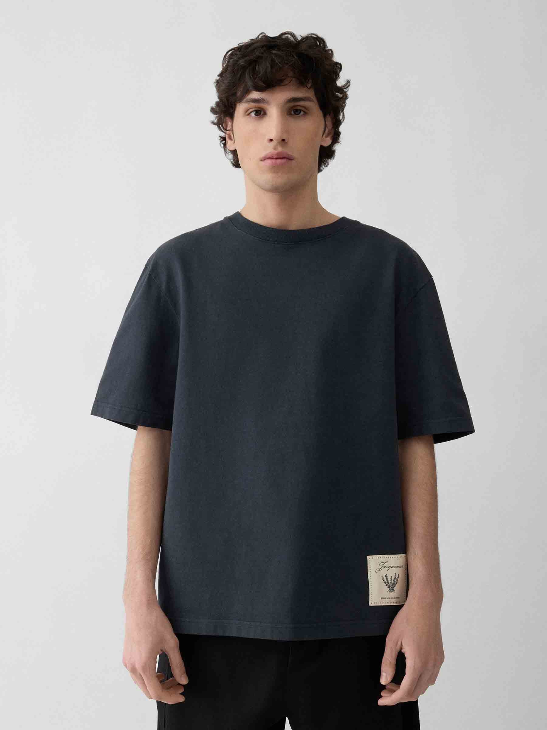 Jacquemus Hombre Barcelona Camiseta Cuello Redondo color Azul Noche sku 553-004680 00 - Foto 2