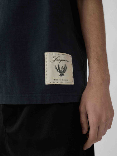 Jacquemus Hombre Barcelona Camiseta Cuello Redondo color Azul Noche sku 553-004680 00 - Foto 4