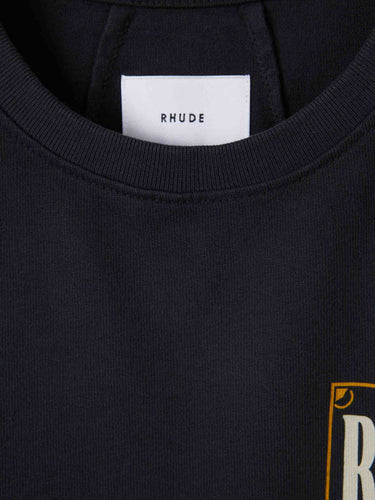 Rhude Hombre Barcelona Camiseta Card Tee color Azul Noche sku 553-004793 01 - Foto 3