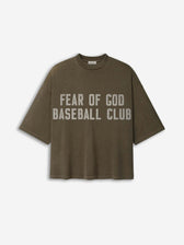 Fear of God Hombre Barcelona Camiseta Baseball Club color Verde Militar sku 553-004802 01 - Foto 1