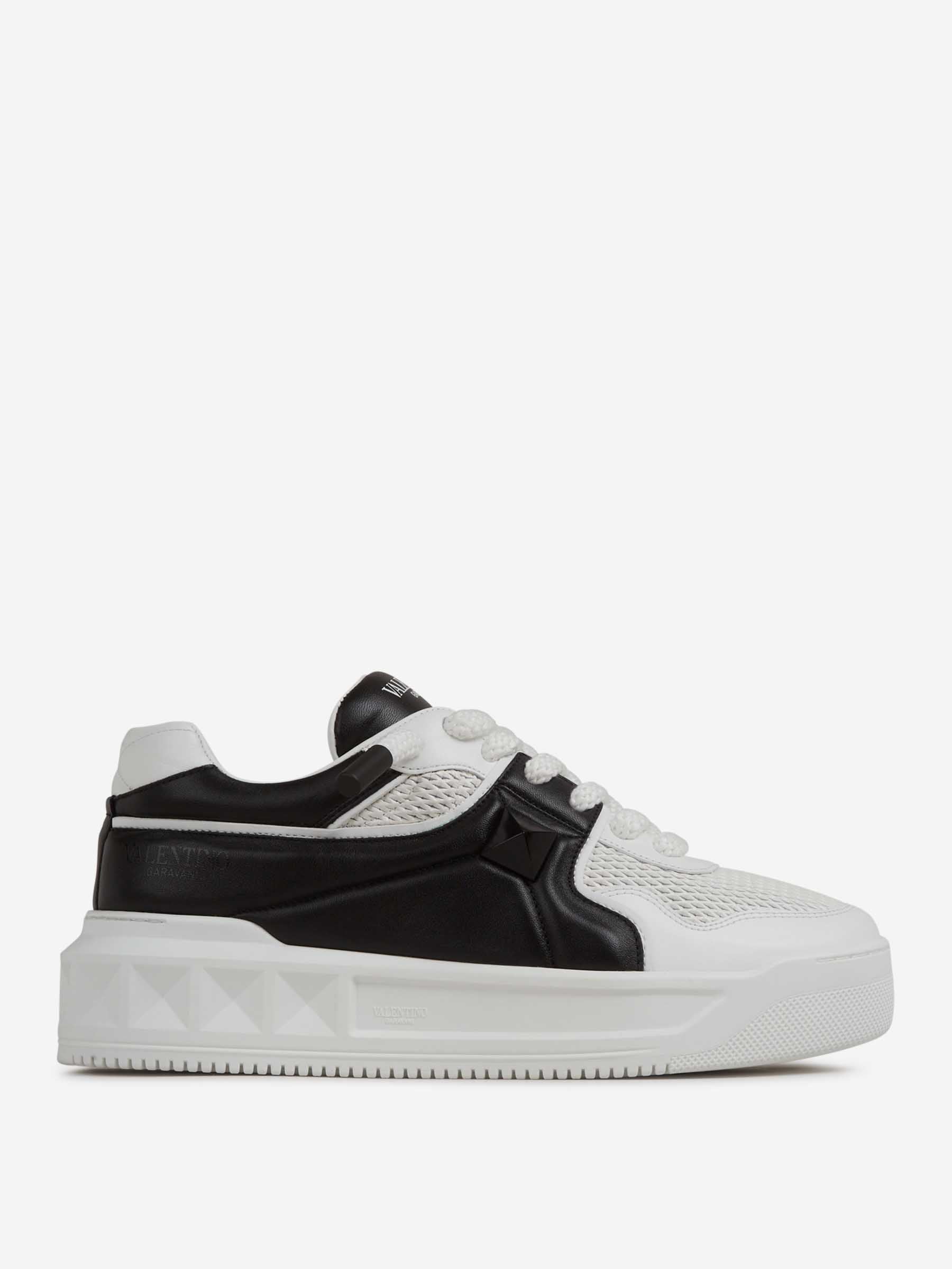 Valentino Garavani Hombre Barcelona Sneakers Stud color Blanco y Negro sku 616-003148 01 - Foto 1