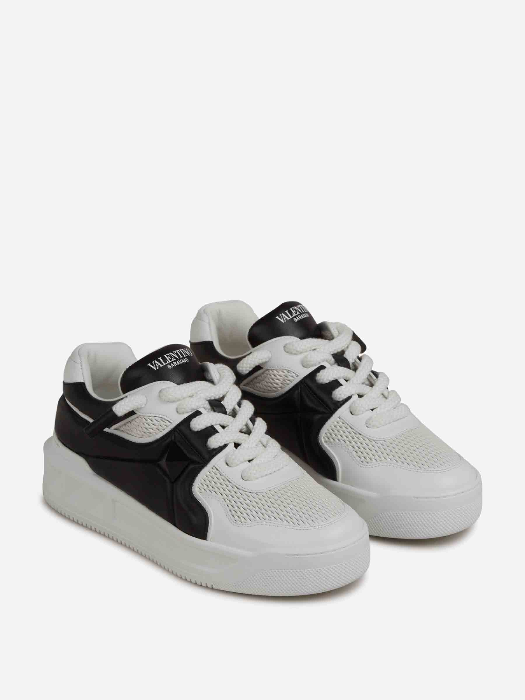 Valentino Garavani Hombre Barcelona Sneakers Stud color Blanco y Negro sku 616-003148 01 - Foto 2