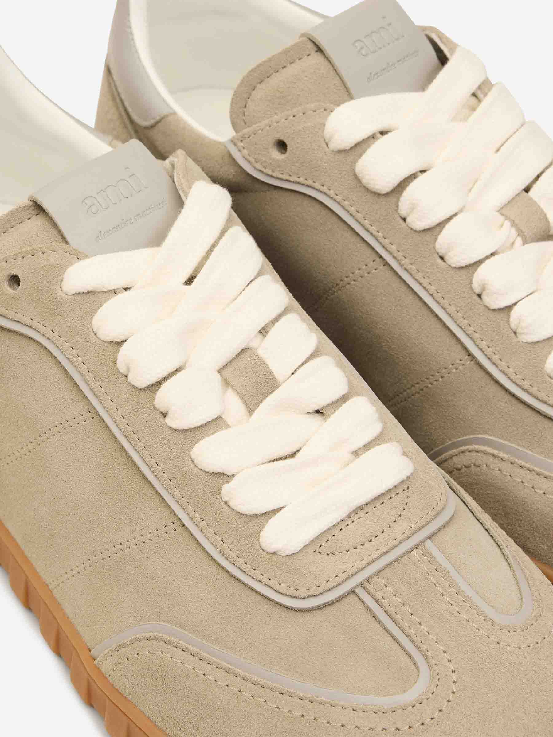 Ami Paris Hombre Barcelona Sneakers Bajas Cuero color Taupe sku 616-003249 01 - Foto 2