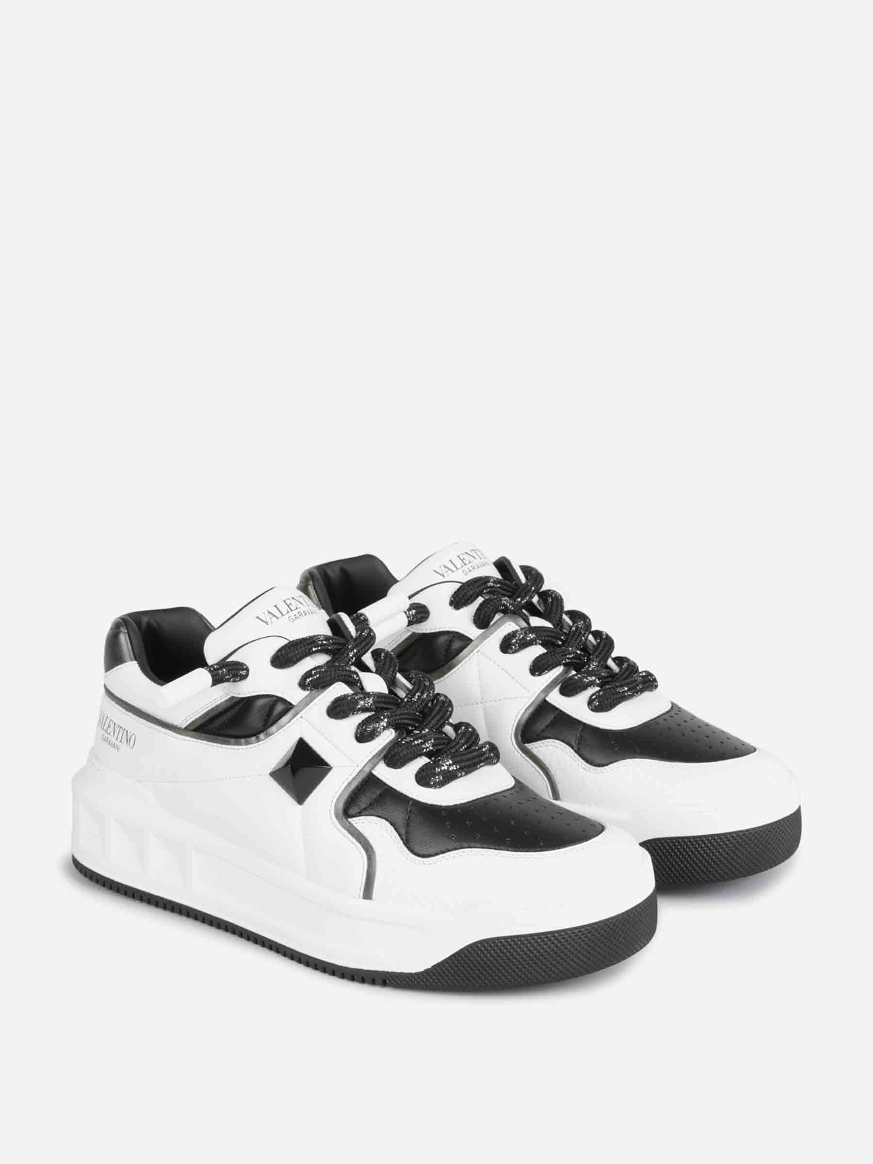 Valentino Garavani Hombre Barcelona Sneakers One Stud color Blanco Y Negro sku 616-003417 01 - Foto 2