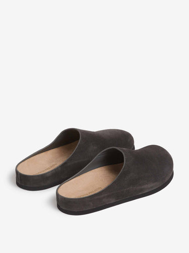 Common Projects Hombre Barcelona Zuecos Clog Suede color Gris Oscuro sku 617-000142 01 - Foto 3