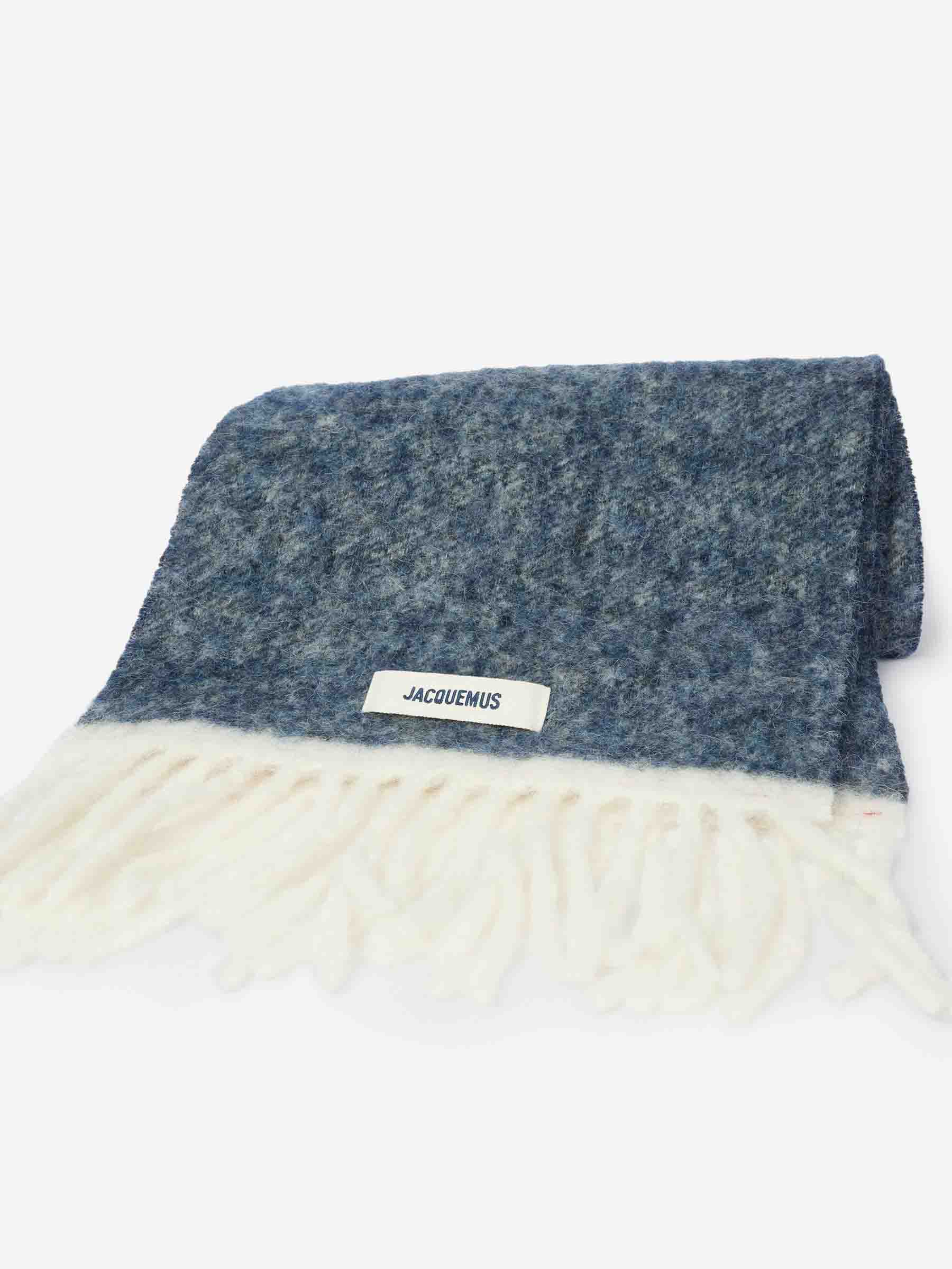 Jacquemus Hombre Barcelona Bufanda L'Echarpe Carro color Azul Noche sku 630-001472 01 - Foto 2