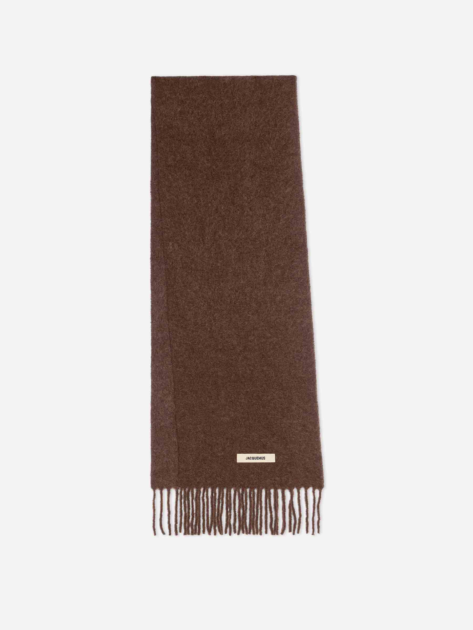 Jacquemus Hombre Barcelona Bufanda L'Echarpe Carro color Marrón Oscuro sku 630-001472 03 - Foto 1