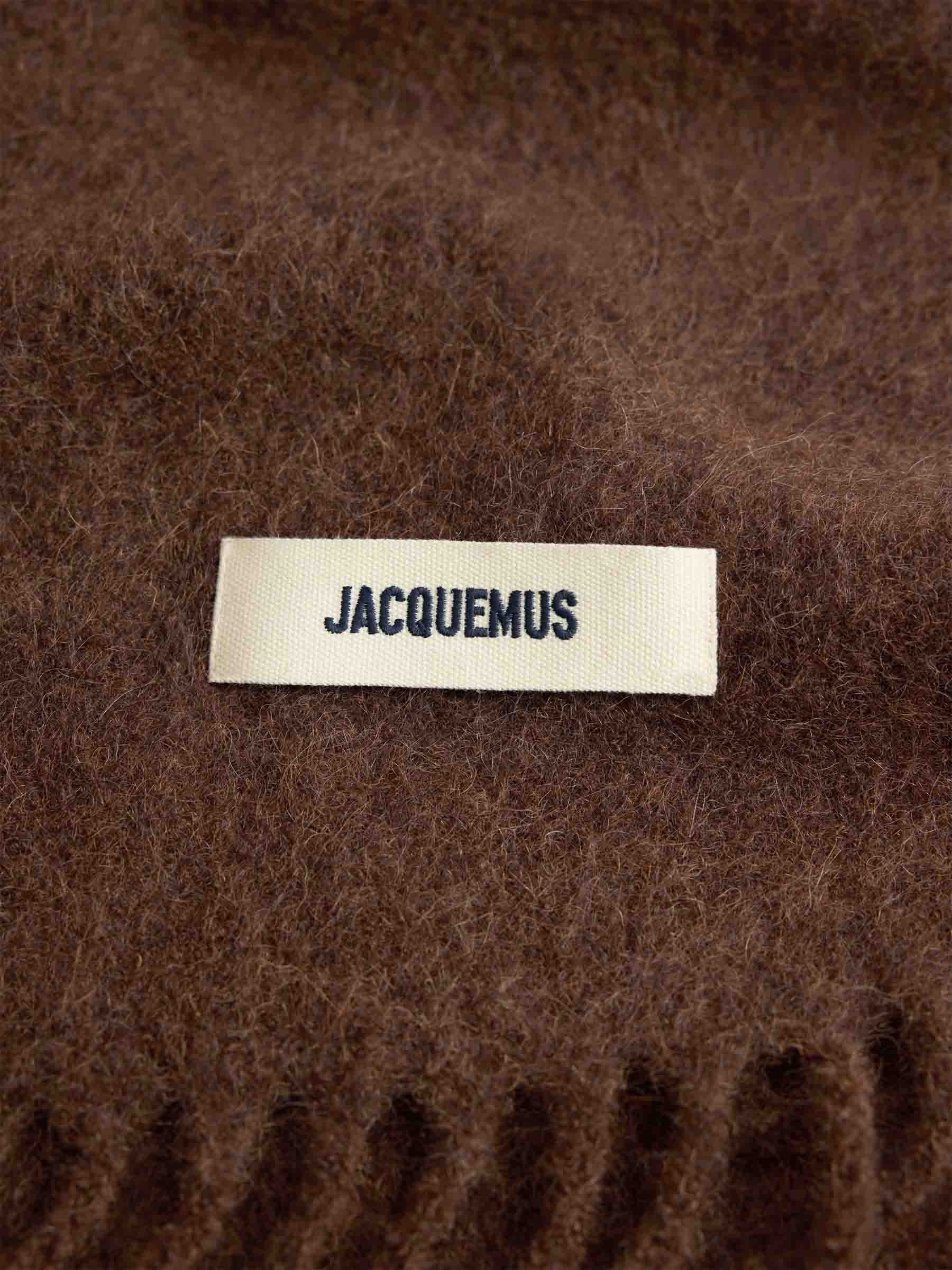 Jacquemus Hombre Barcelona Bufanda L'Echarpe Carro color Marrón Oscuro sku 630-001472 03 - Foto 2