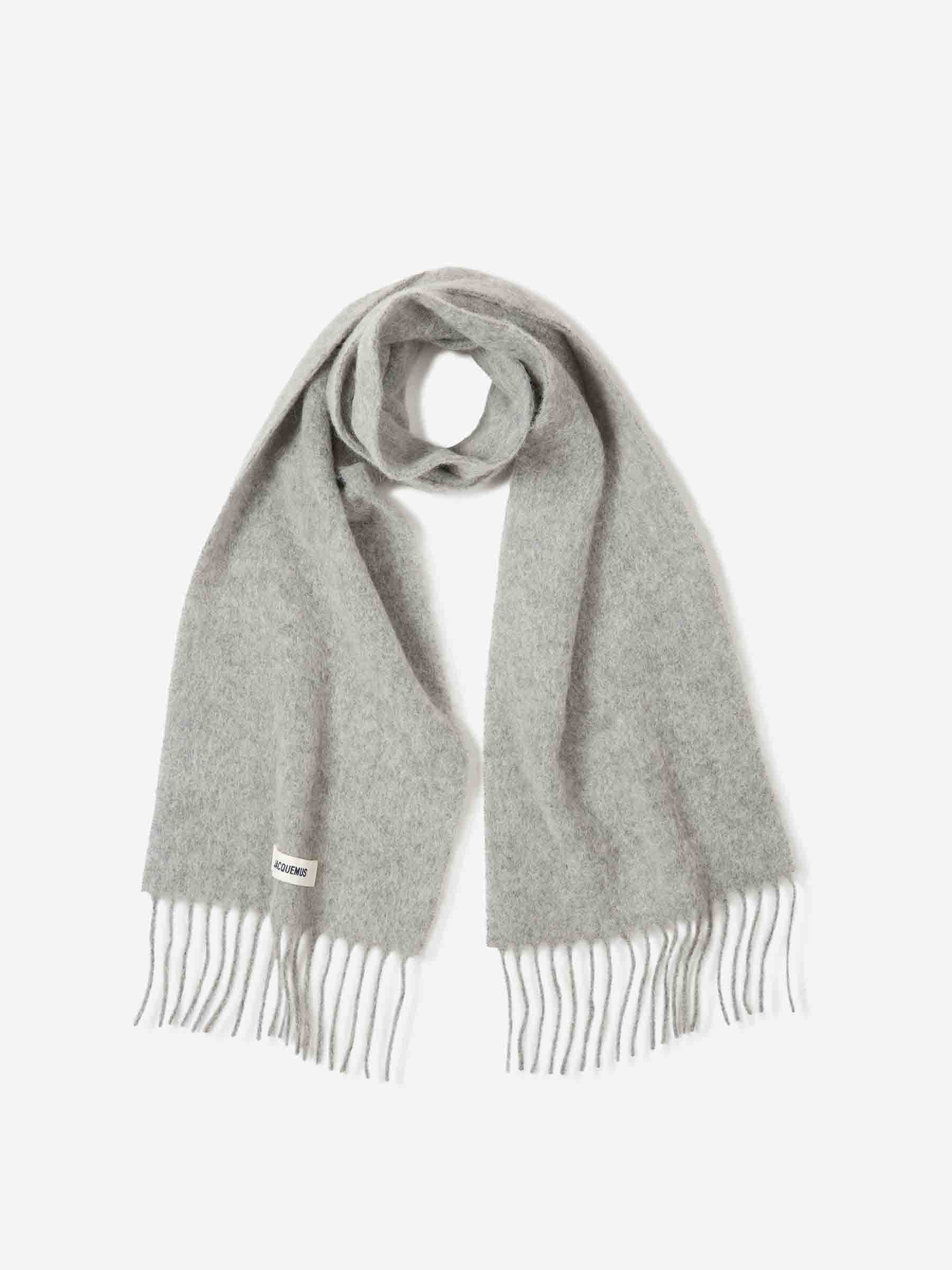 Jacquemus Hombre Barcelona Bufanda L'Echarpe Carro color Gris sku 630-001472 04 - Foto 1