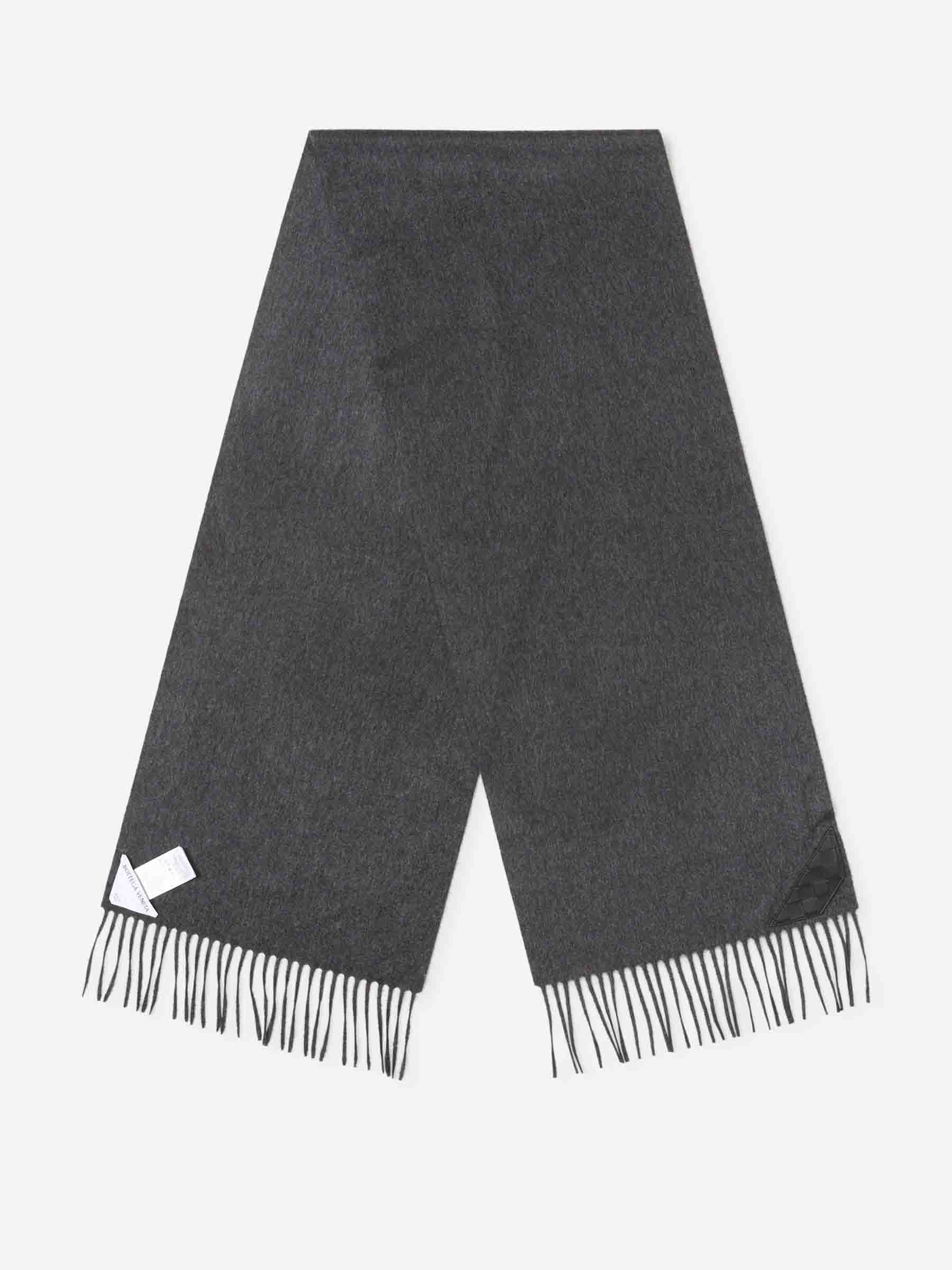 Bottega Veneta Hombre Barcelona Bufanda Cachemira color Gris Antracita sku 630-001477 01 - Foto 2