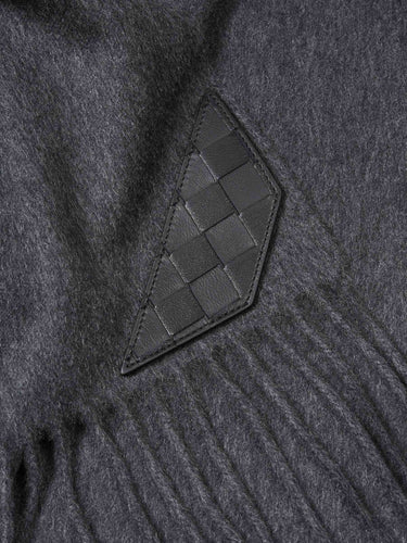 Bottega Veneta Hombre Barcelona Bufanda Cachemira color Gris Antracita sku 630-001477 01 - Foto 3
