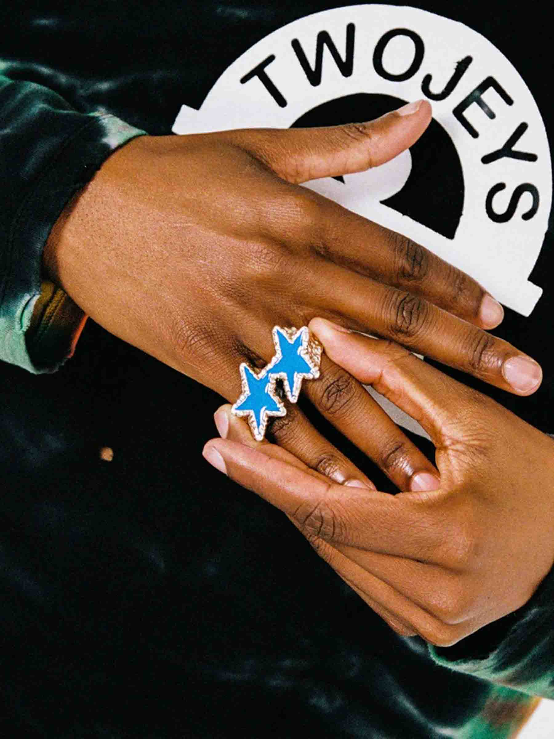 Twojeys Hombre Barcelona Anillo Knuckle Blue Melted Stars color Azul sku 684-000009 01 - Foto 2