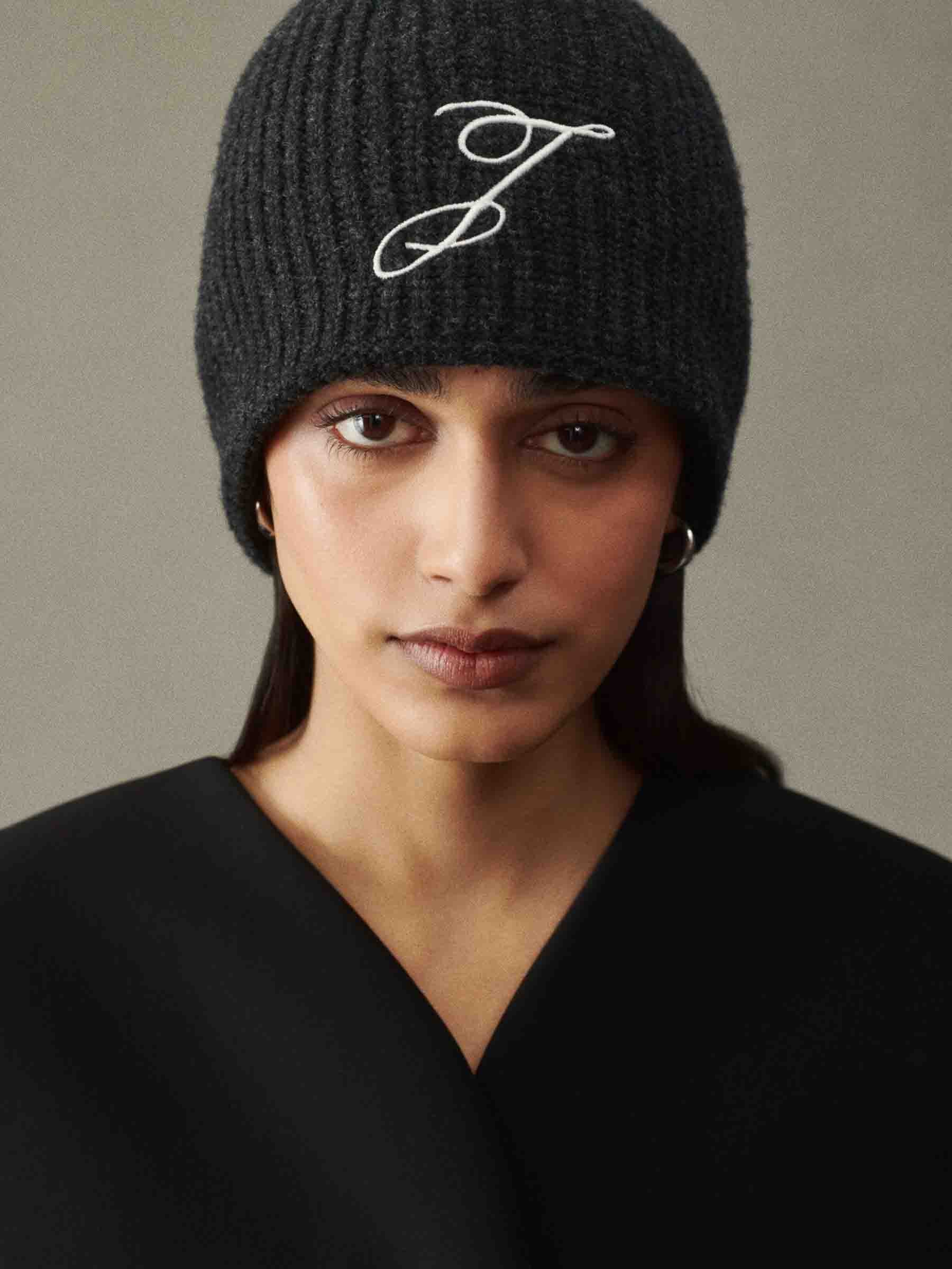 Jacquemus Hombre Barcelona Gorro Espiral color Gris Antracita sku 689-000008 01 - Foto 2
