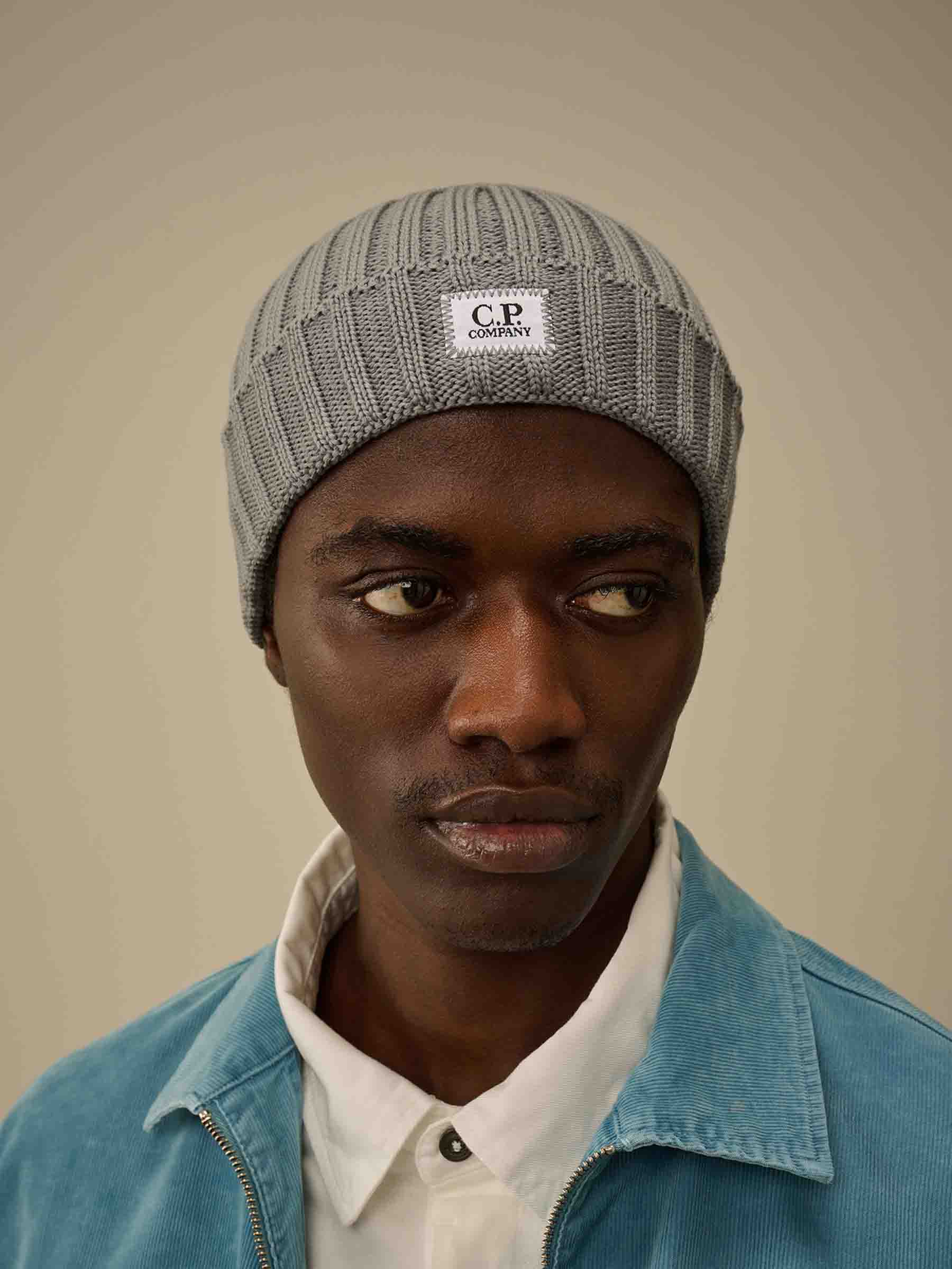 C.P. Company Hombre Barcelona Gorro Lana Logo color Gris Claro sku 689-000023 01 - Foto 2