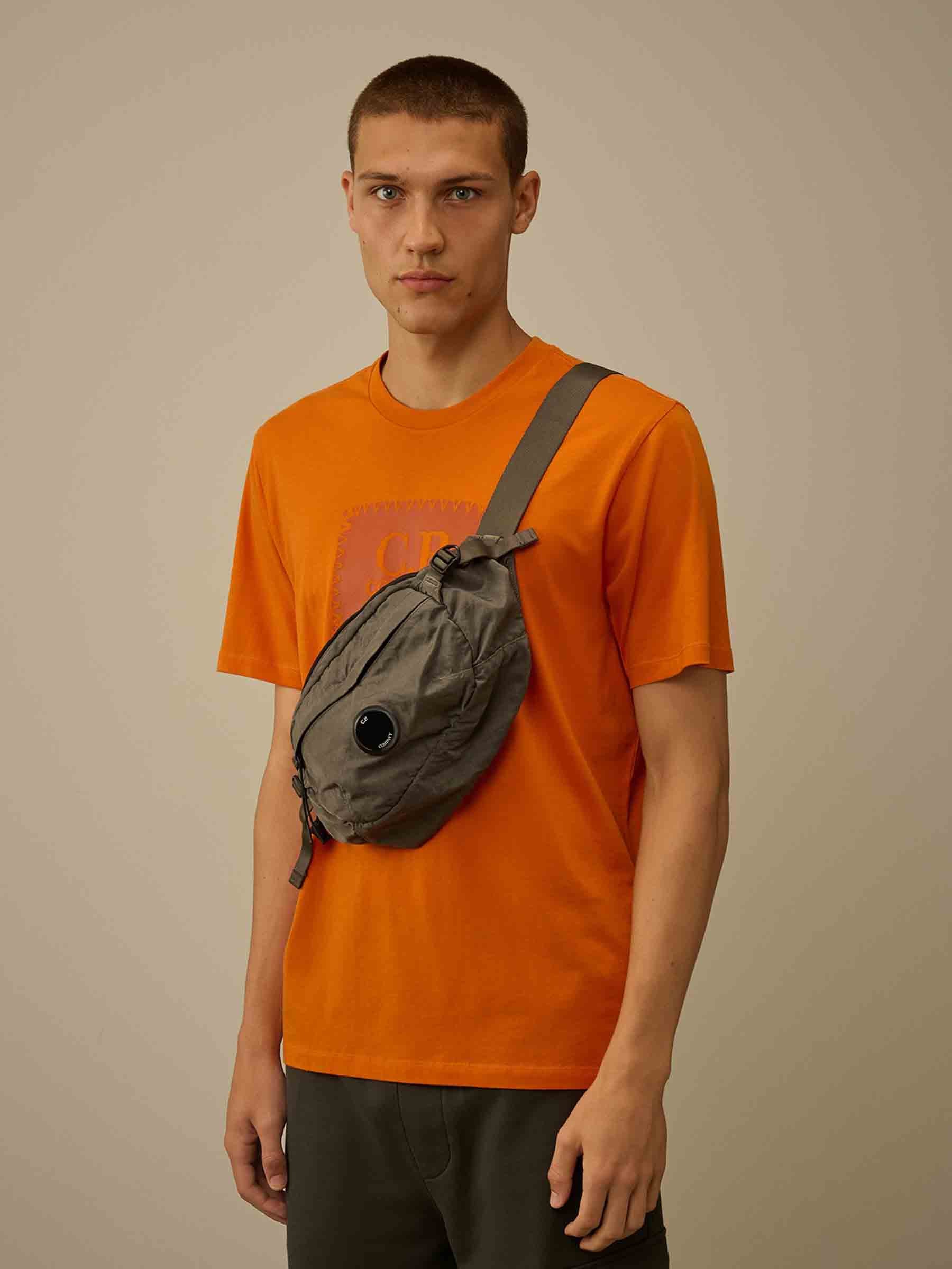 C.P. Company Hombre Barcelona Riñonera Logo Nylon color Gris Oscuro sku 690-000124 01 - Foto 2