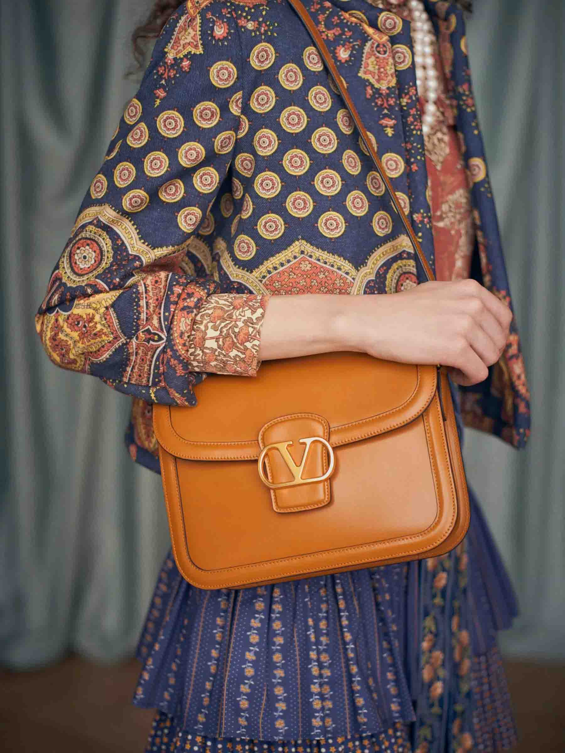 Valentino Garavani Hombre Barcelona Bolso Hombro 9to5 color Caramelo sku 692-001927 01 - Foto 2