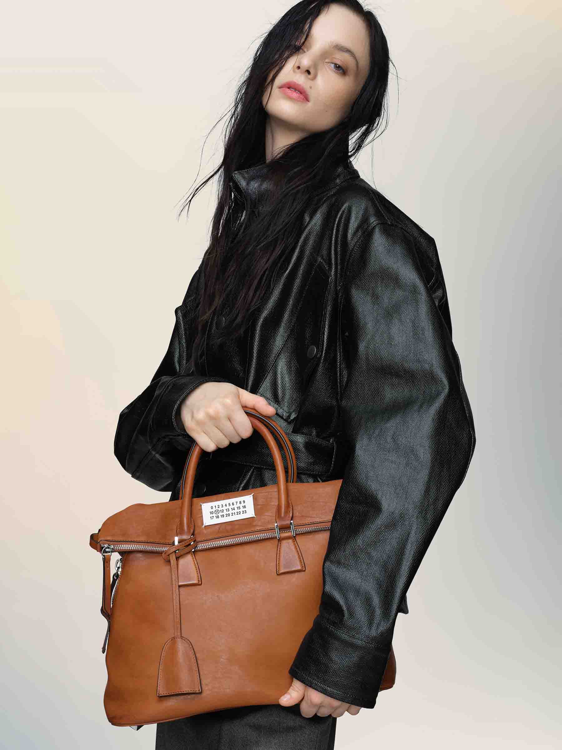 Maison Margiela Hombre Barcelona Bolso Loved to Death Medium 5AC color Marrón sku 692-002062 01 - Foto 2