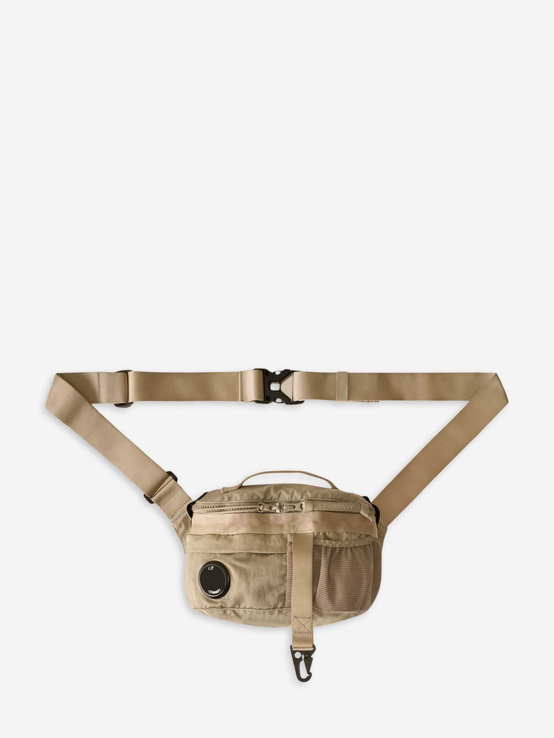 C.P. Company Hombre Barcelona Riñonera Cuadrada Nylon color Taupe sku 692-002114 01 - Foto 1