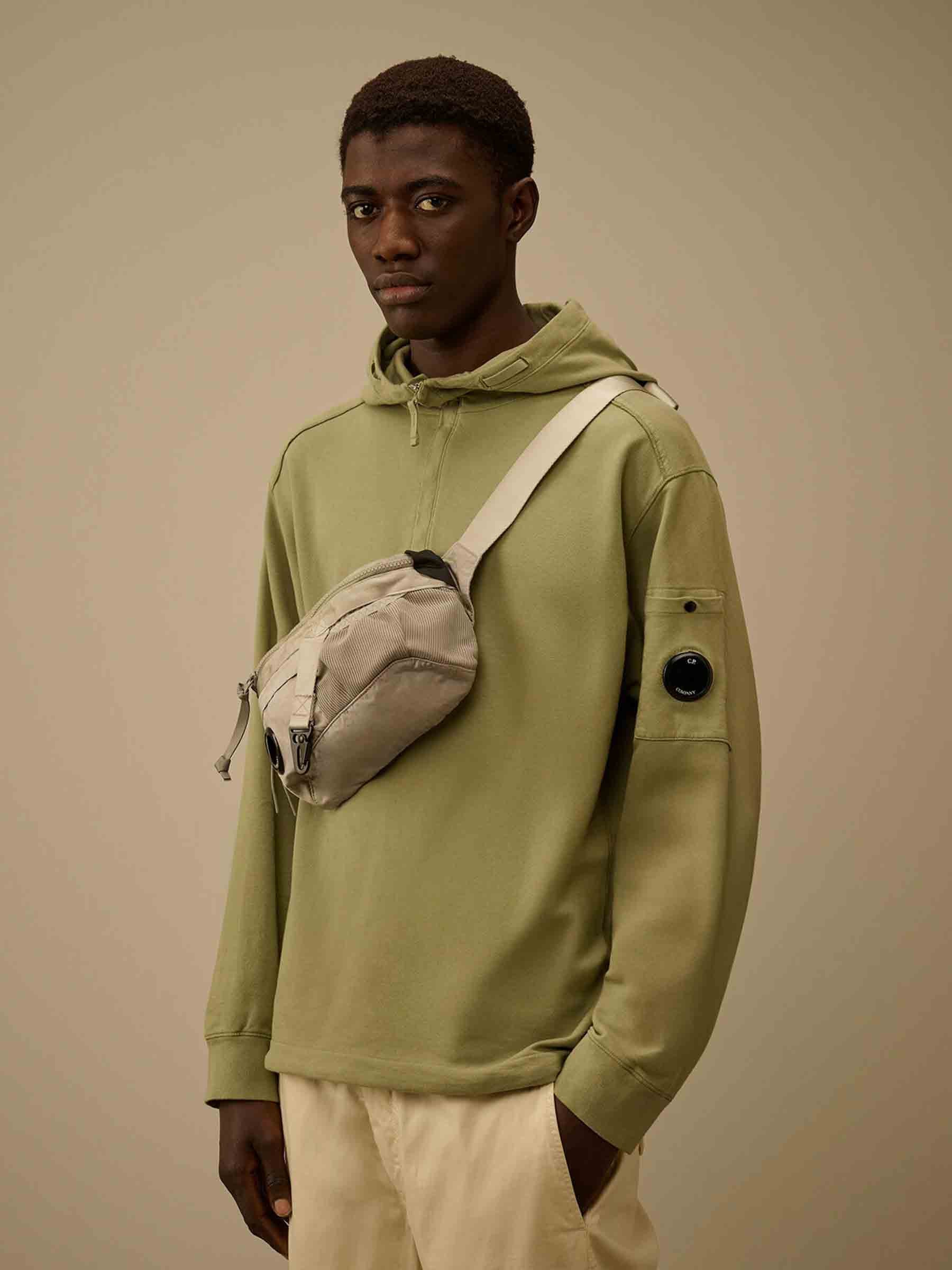 C.P. Company Hombre Barcelona Riñonera Cuadrada Nylon color Taupe sku 692-002114 01 - Foto 2