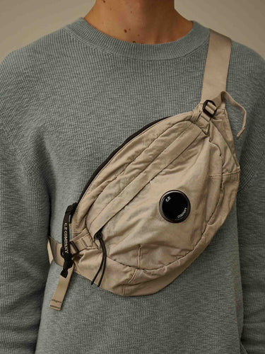 C.P. Company Hombre Barcelona Riñonera Ovalada Nylon color Camel sku 692-002115 01 - Foto 3