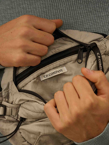 C.P. Company Hombre Barcelona Riñonera Ovalada Nylon color Camel sku 692-002115 01 - Foto 4