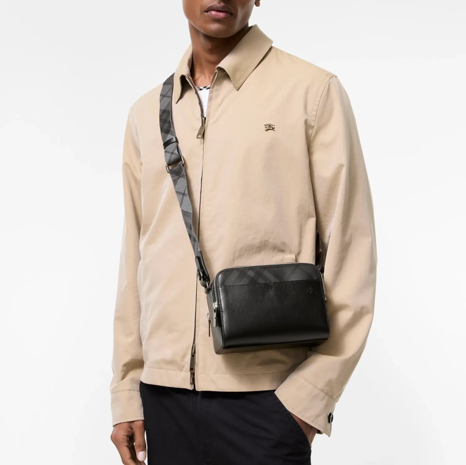 Burberry Hombre Barcelona Bandolera Pop Check color Negro sku 692-002123 01 - Foto 1