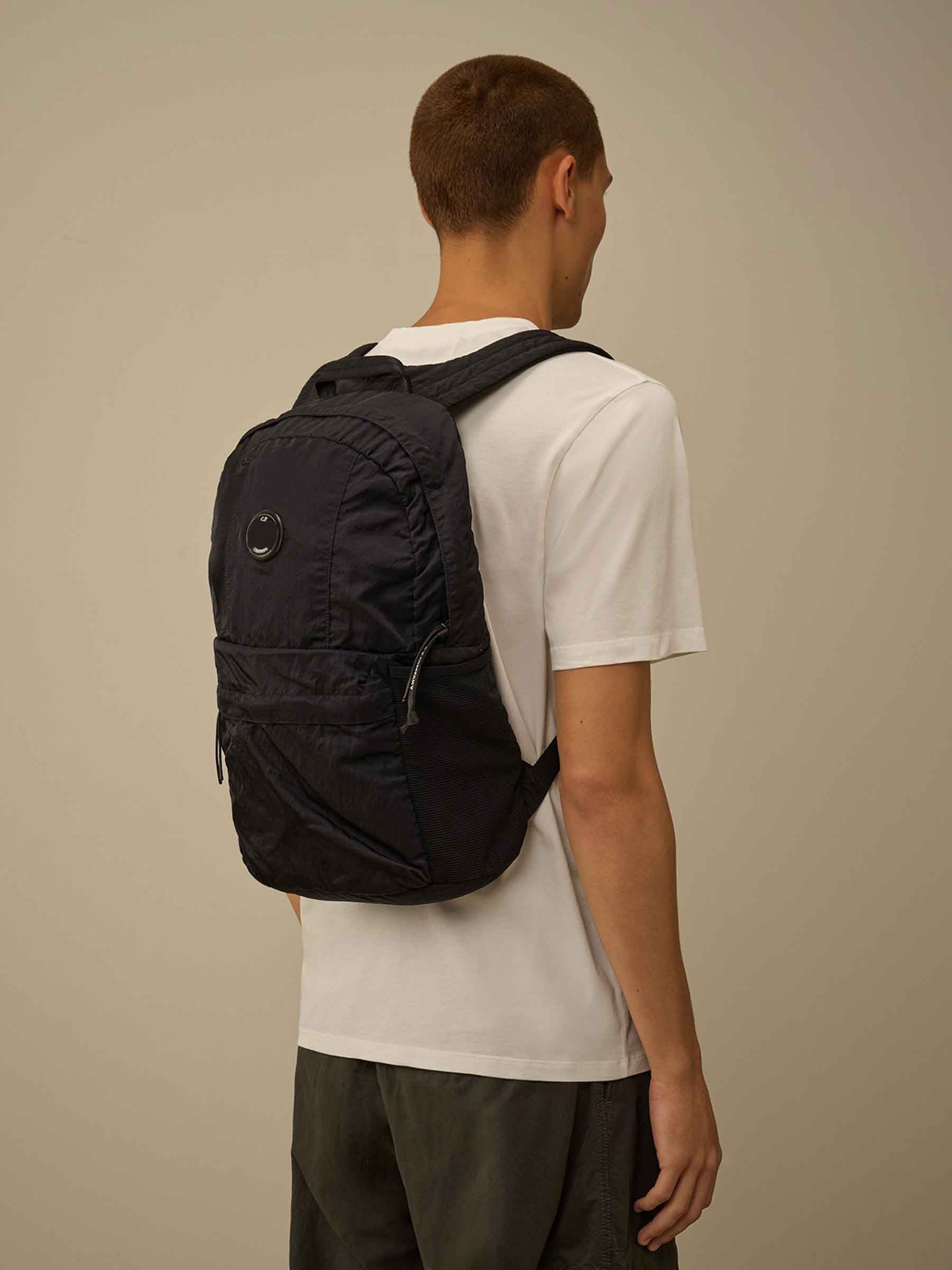C.P. Company Hombre Barcelona Mochila Nylon B Lens color Azul Noche sku 693-000084 01 - Foto 2