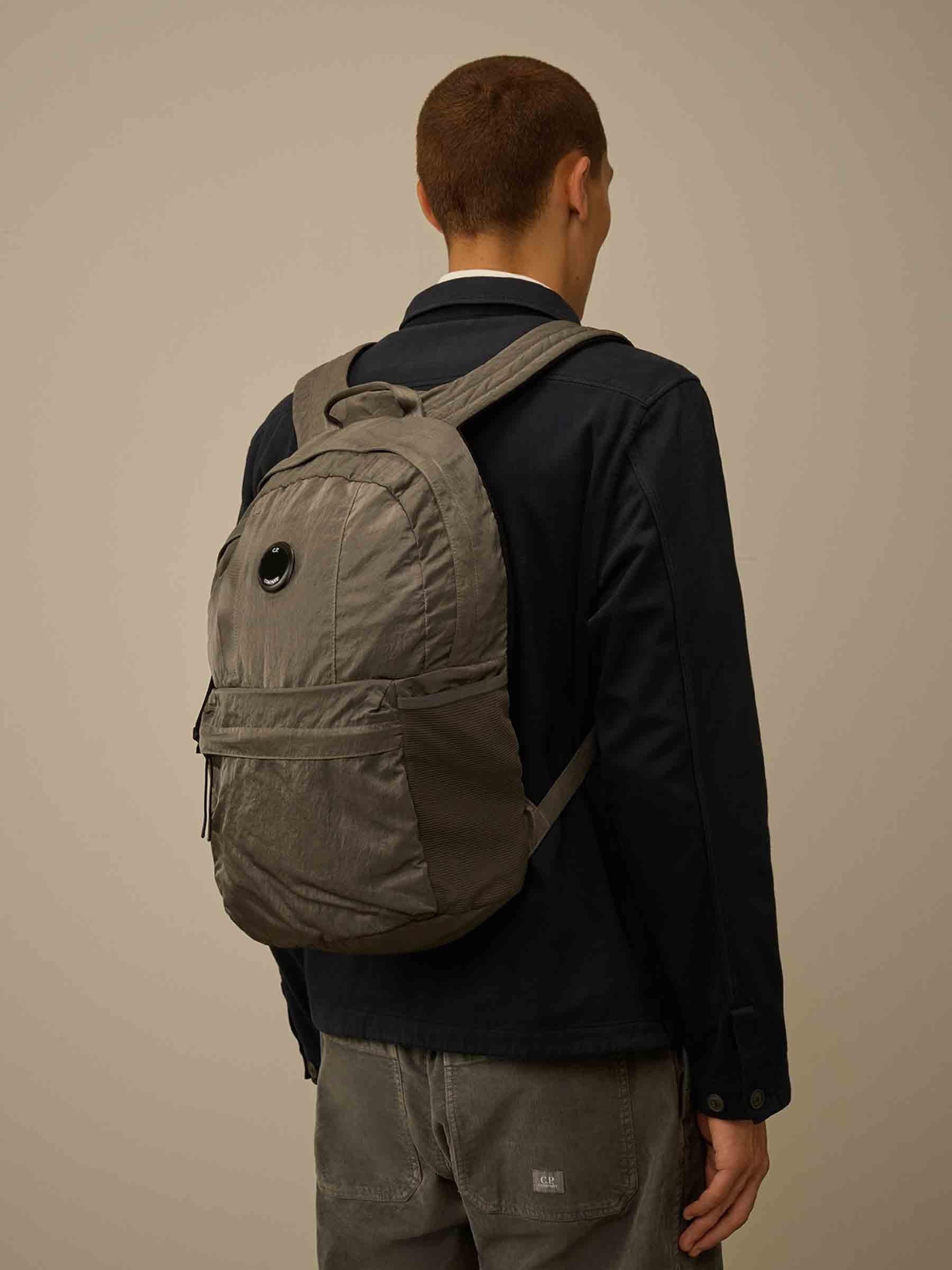 C.P. Company Hombre Barcelona Mochila B Lens color Gris Oscuro sku 693-000085 01 - Foto 2