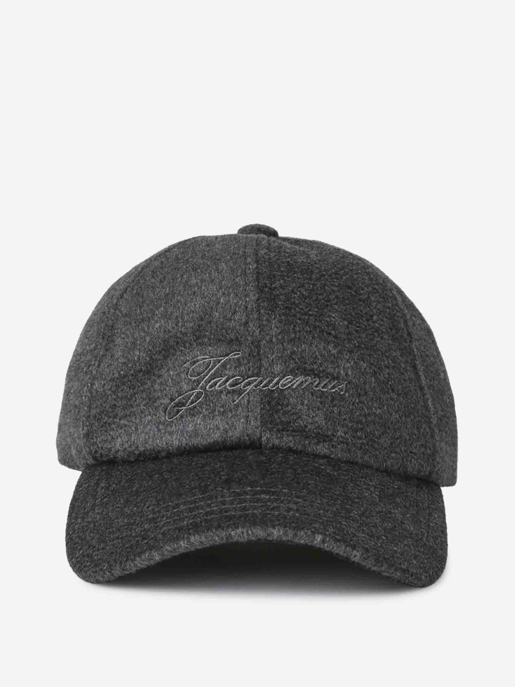 Jacquemus Hombre Barcelona Gorra Béisbol Cachemiro color Gris Oscuro sku 695-001824 01 - Foto 2