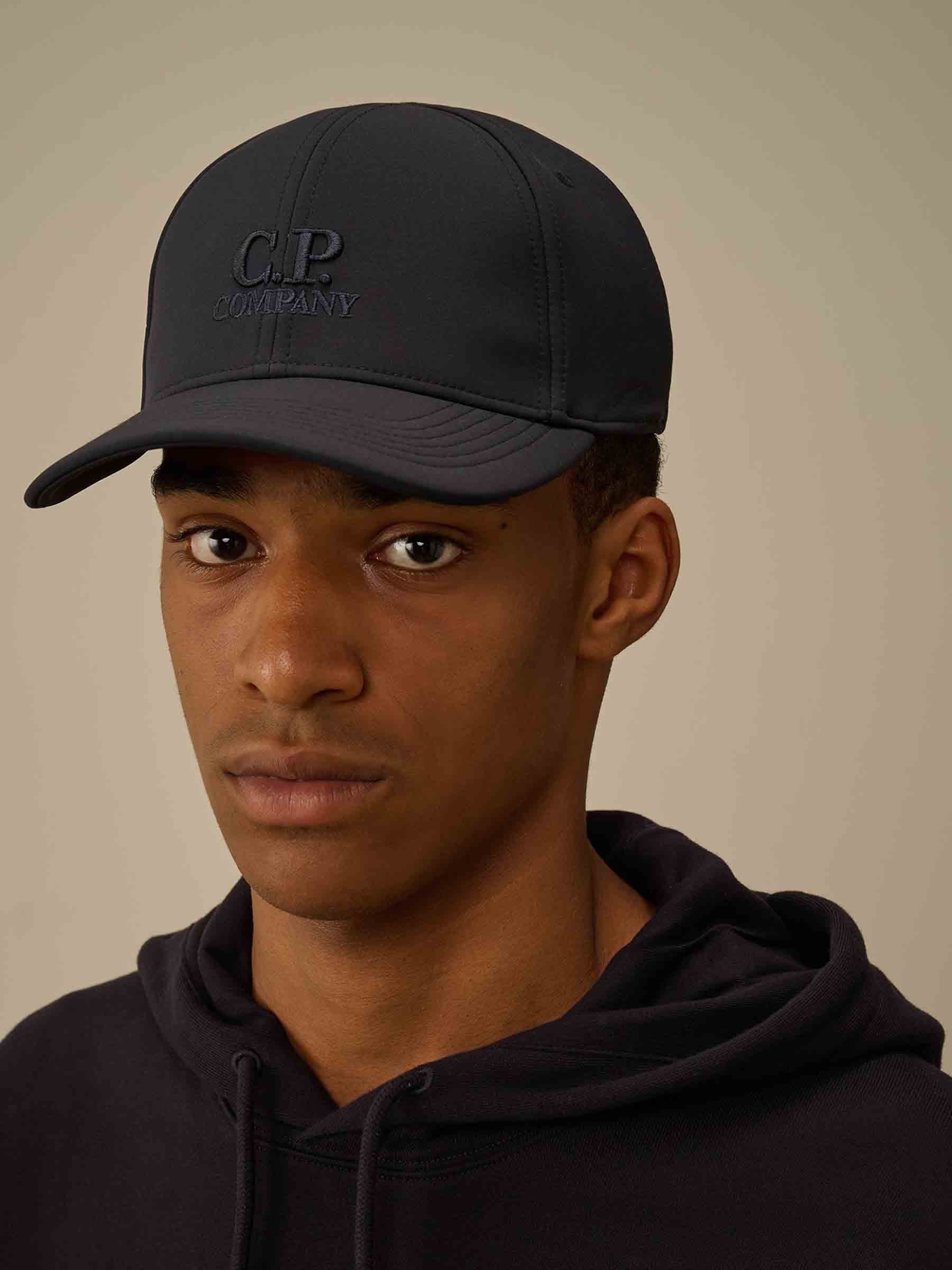 C.P. Company Hombre Barcelona Gorra Logo Gabardina color Azul Noche sku 695-001882 02 - Foto 2