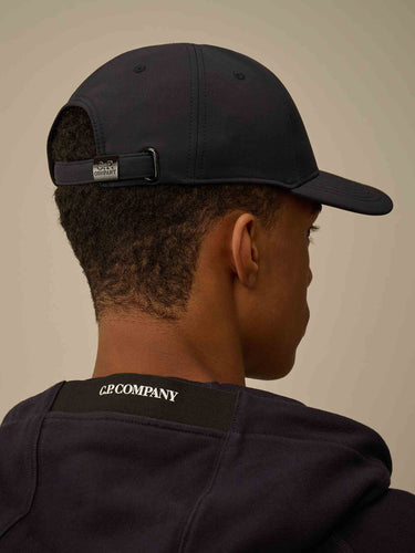 C.P. Company Hombre Barcelona Gorra Logo Gabardina color Azul Noche sku 695-001882 02 - Foto 3