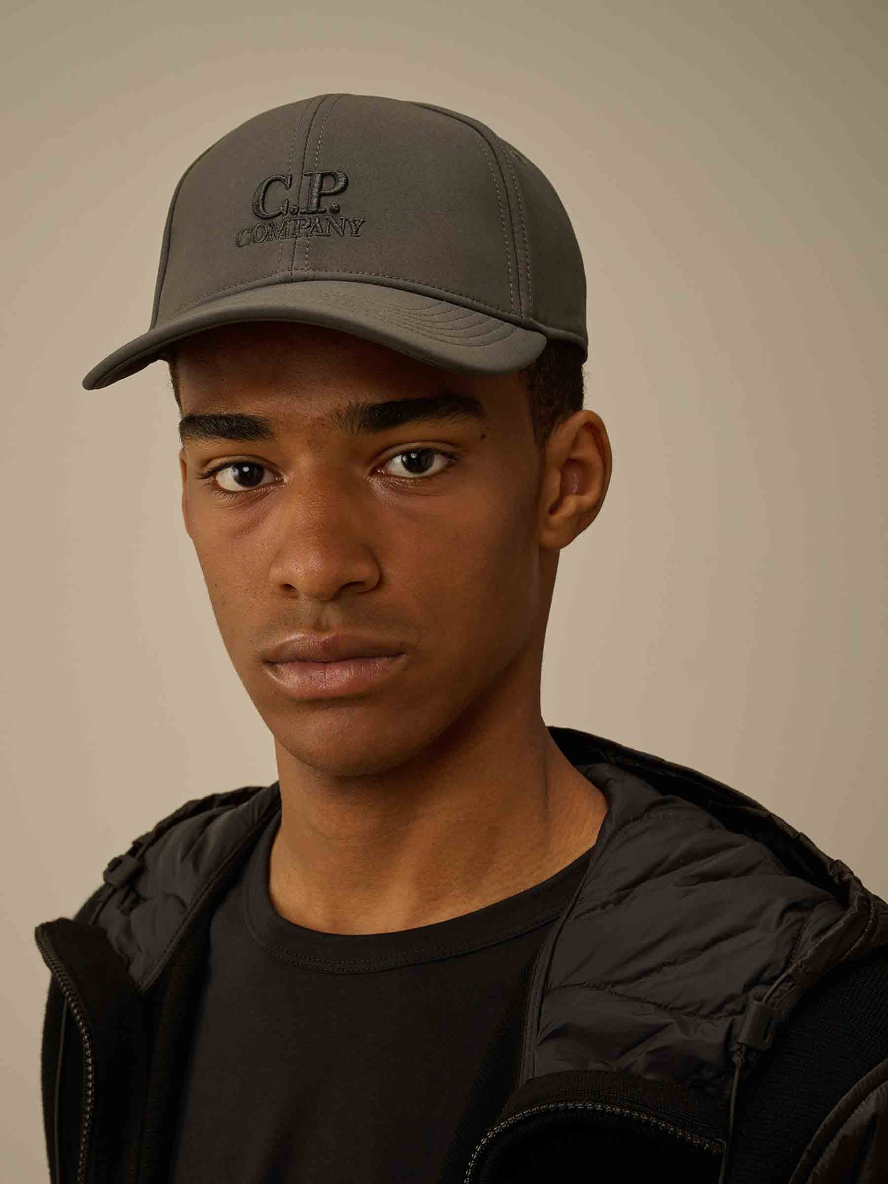 C.P. Company Hombre Barcelona Gorra Logo Algodón color Gris Antracita sku 695-001882 03 - Foto 2