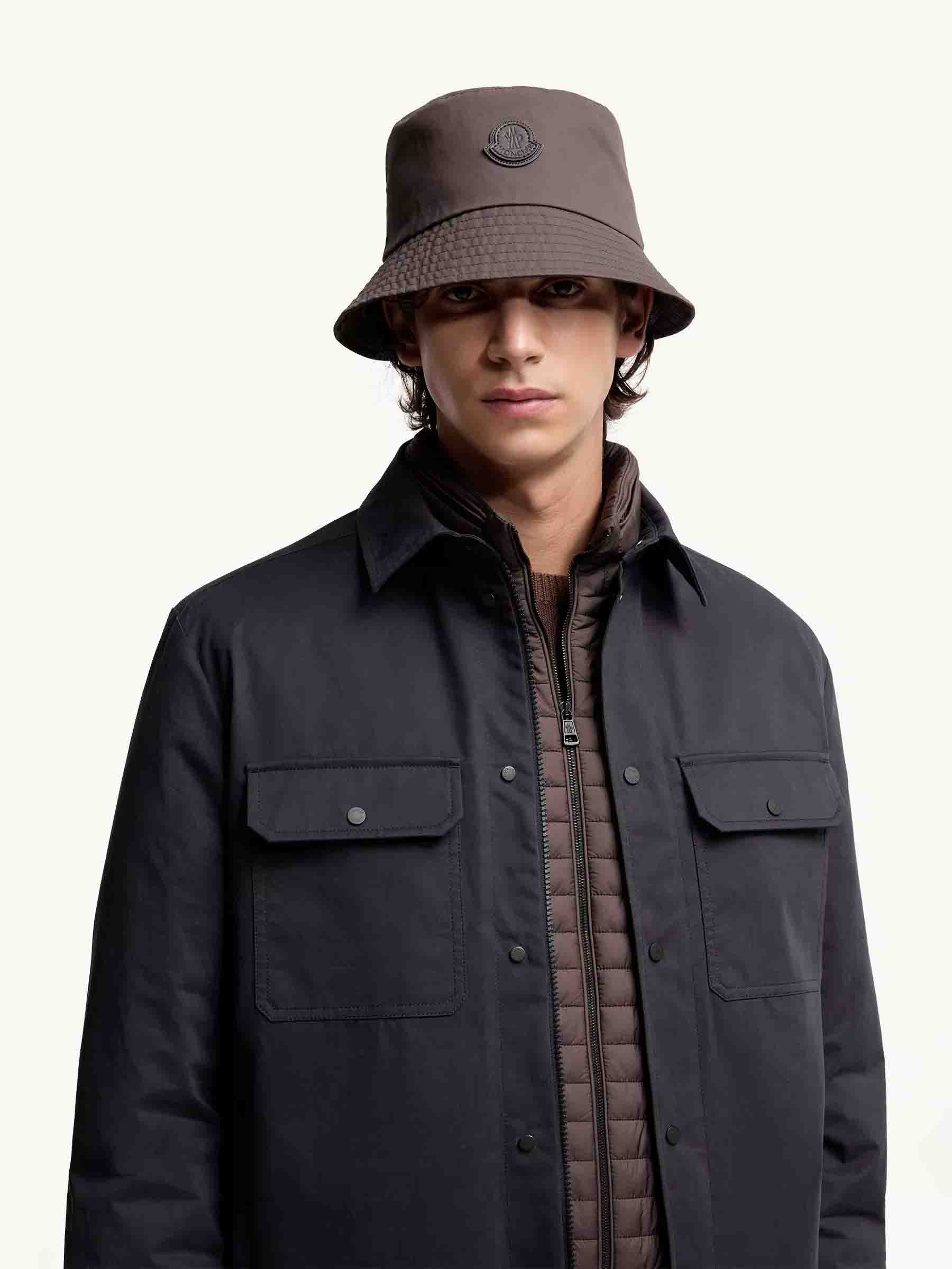 Moncler Hombre Barcelona Sombrero Pescador Algodón color Negro sku 697-000250 01 - Foto 2