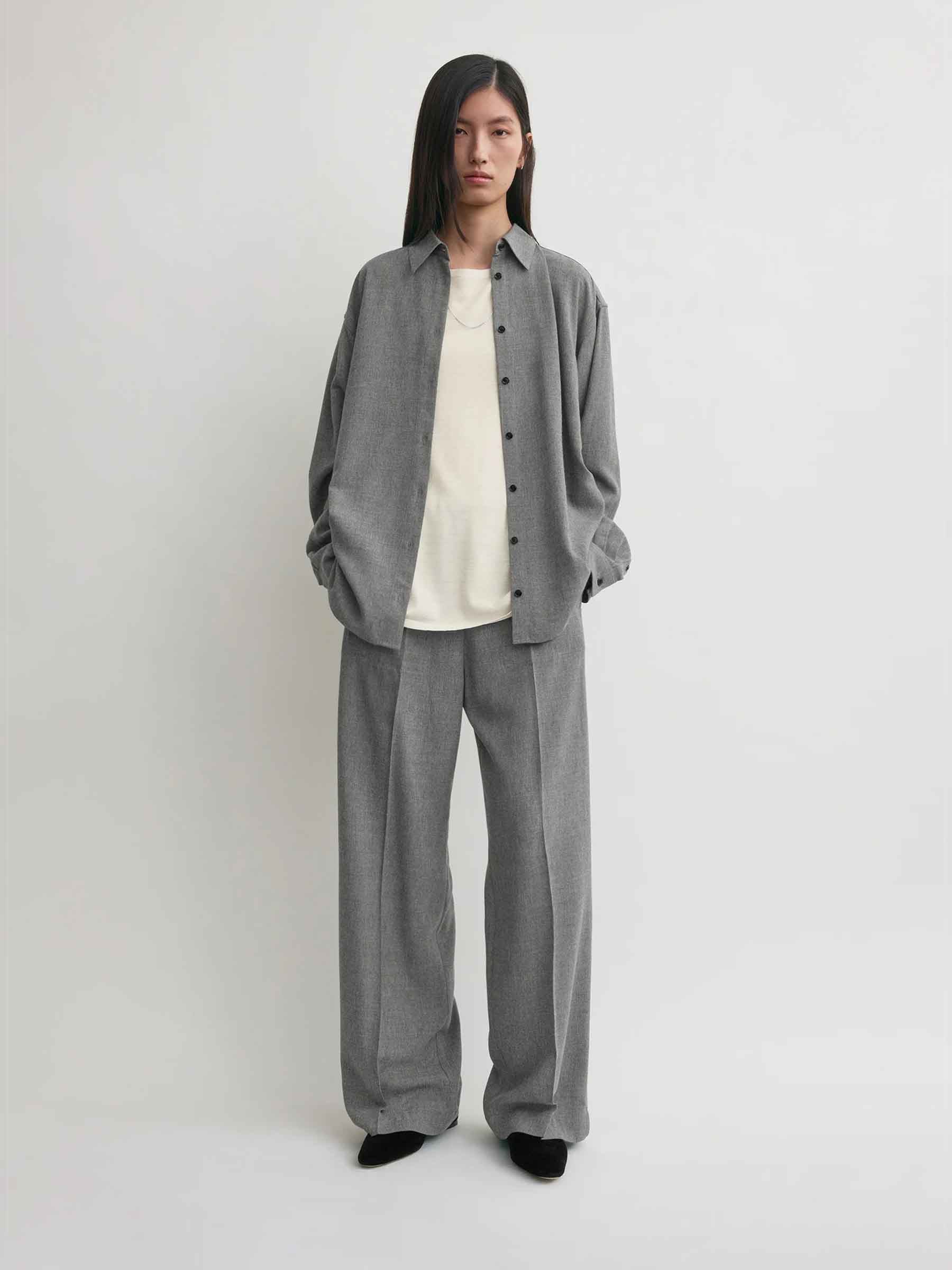 TOTEME Mujer Barcelona Camisa Lisa Oversize color Gris sku 701-002326 01 - Foto 2