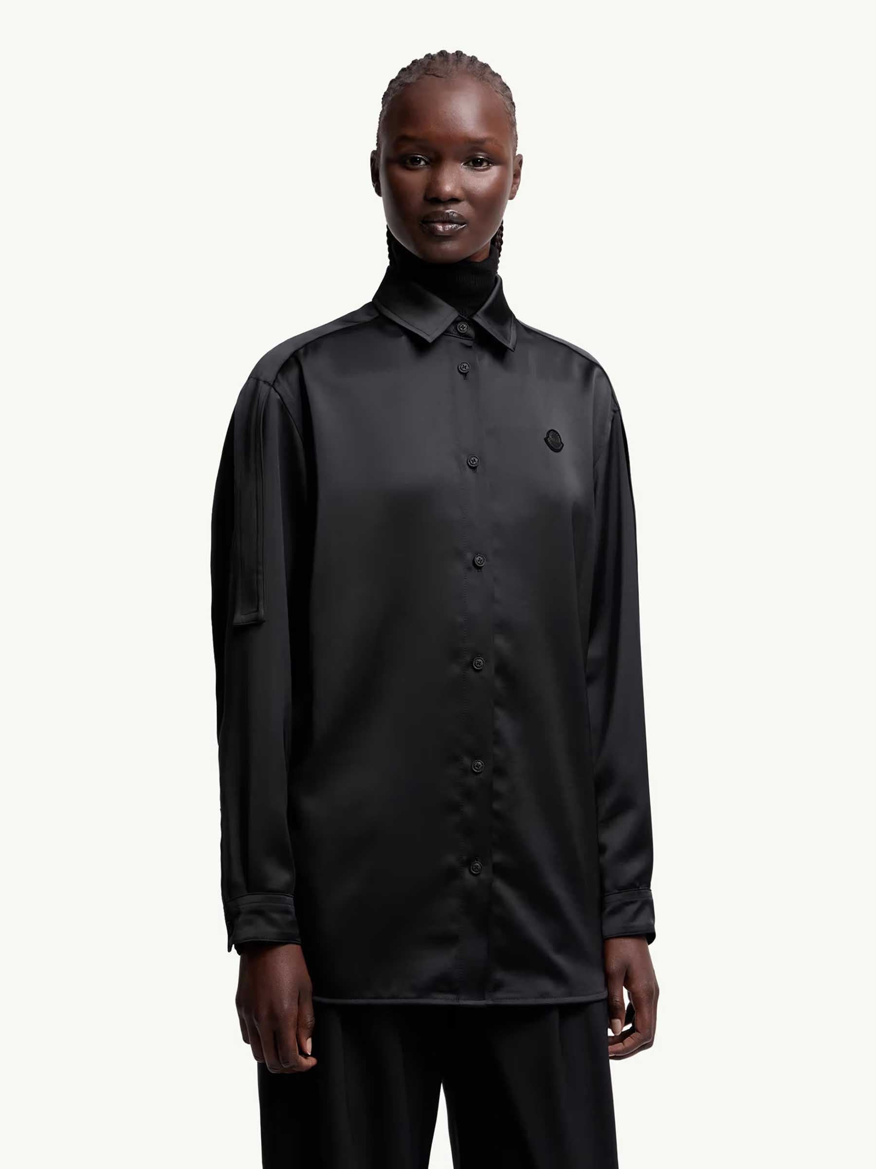 Moncler Genius Edward Enninful Mujer Barcelona Camisa Satén Lisa color Negro sku 701-002338 01 - Foto 2