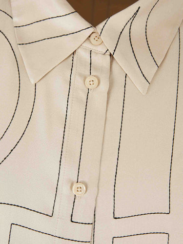 TOTEME Mujer Barcelona Camisa Monograma color Camel sku 701-002505 02 - Foto 3