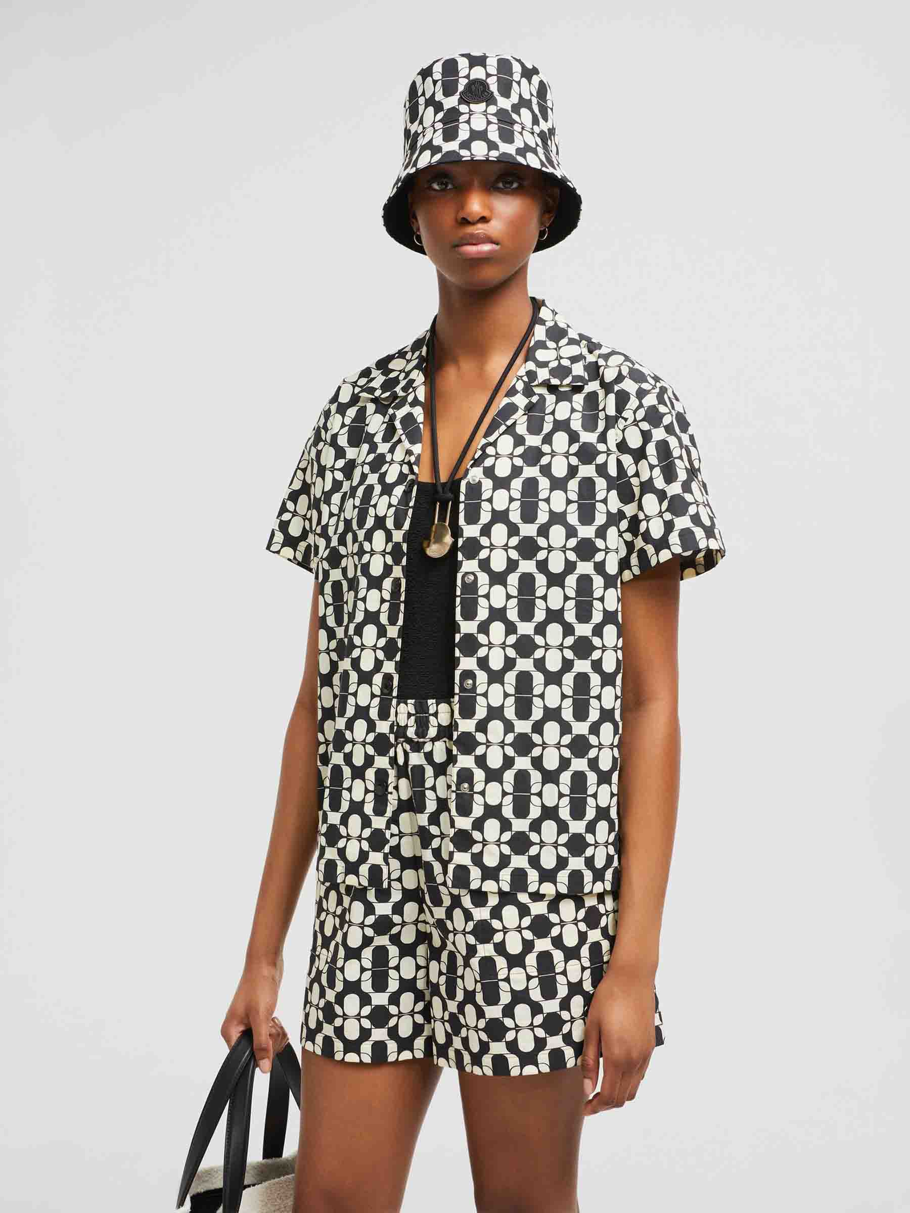 Moncler Mujer Barcelona Camisa Estampado Algodón color Blanco y Negro sku 702-000477 01 - Foto 2