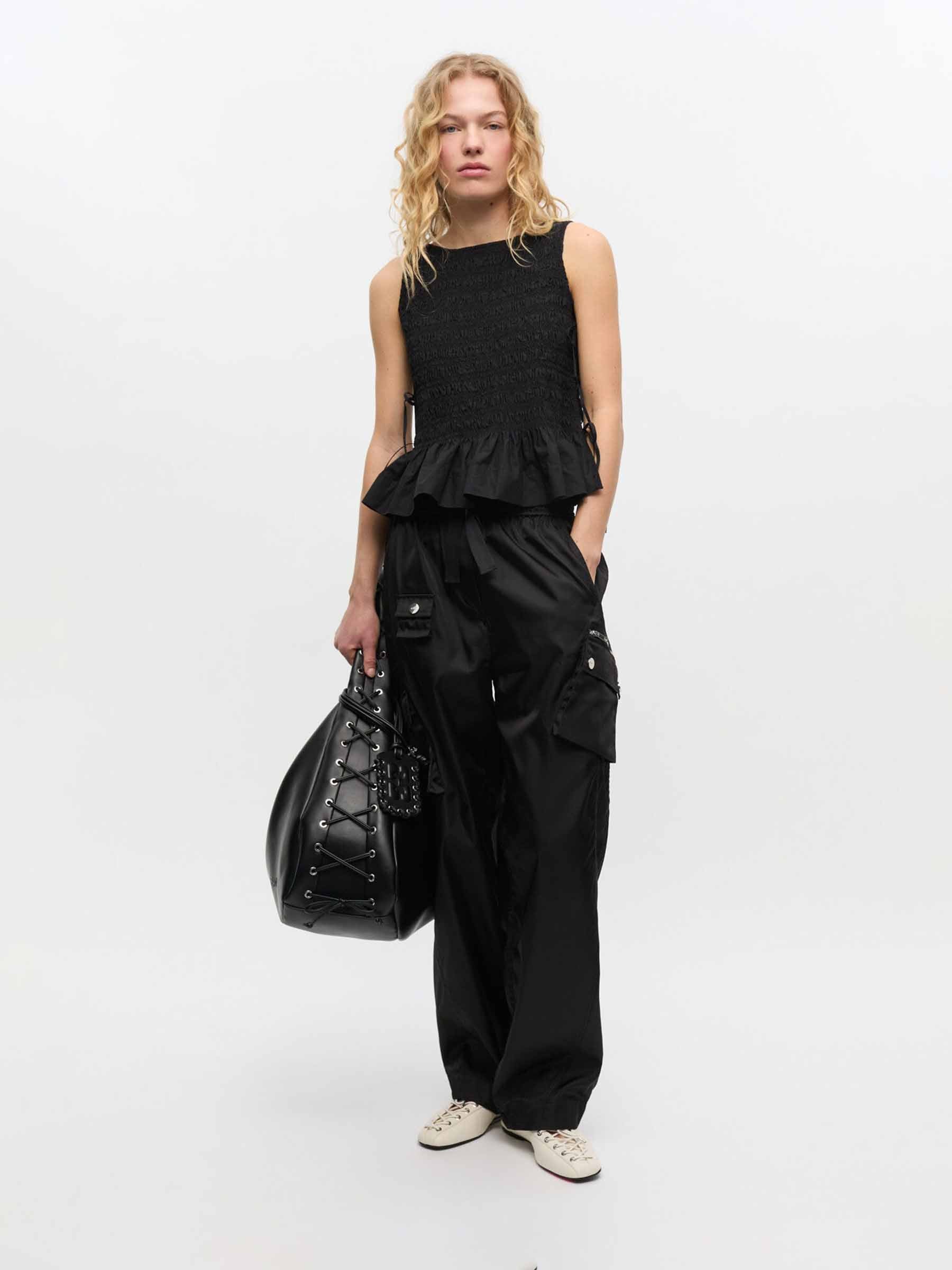 Ganni Mujer Barcelona Top Smock color Negro sku 703-002502 01 - Foto 2