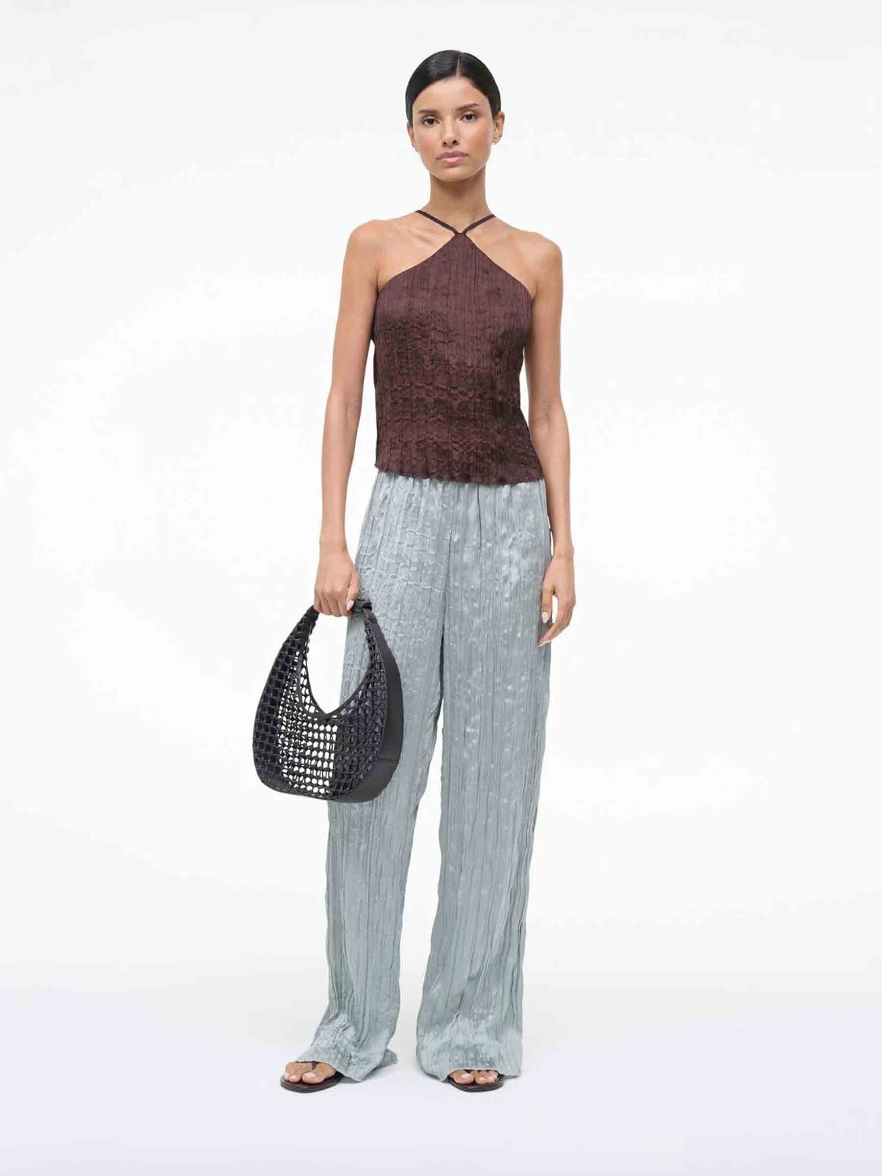 Staud Mujer Barcelona Top Akari Plisse color Marrón Oscuro sku 703-002508 01 - Foto 2