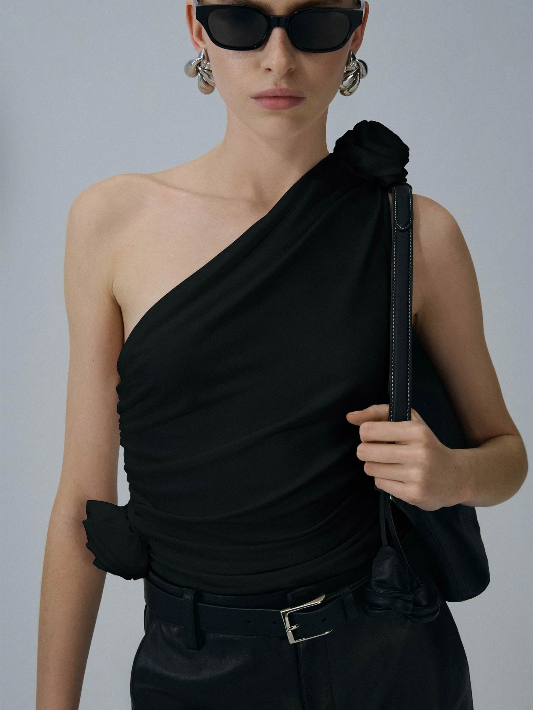 Magda Butrym Mujer Barcelona Top Asimétrico Viscosa color Negro sku 703-002526 01 - Foto 2