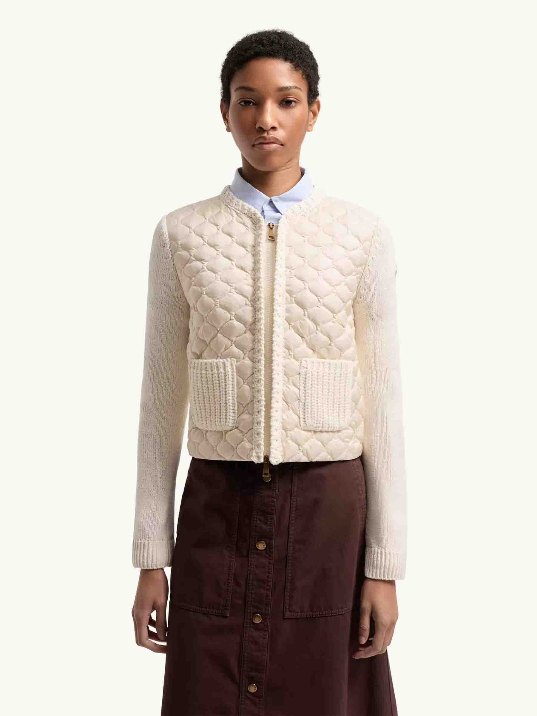 Moncler Mujer Barcelona Plumífero Ligero color Crema sku 713-000423 01 - Foto 2