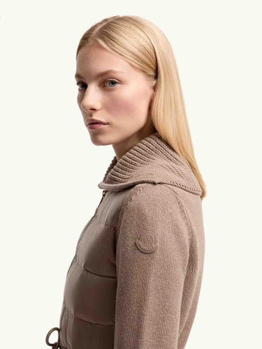 Moncler Mujer Barcelona Cárdigan Acolchado color Camel sku 713-000470 01 - Foto 3