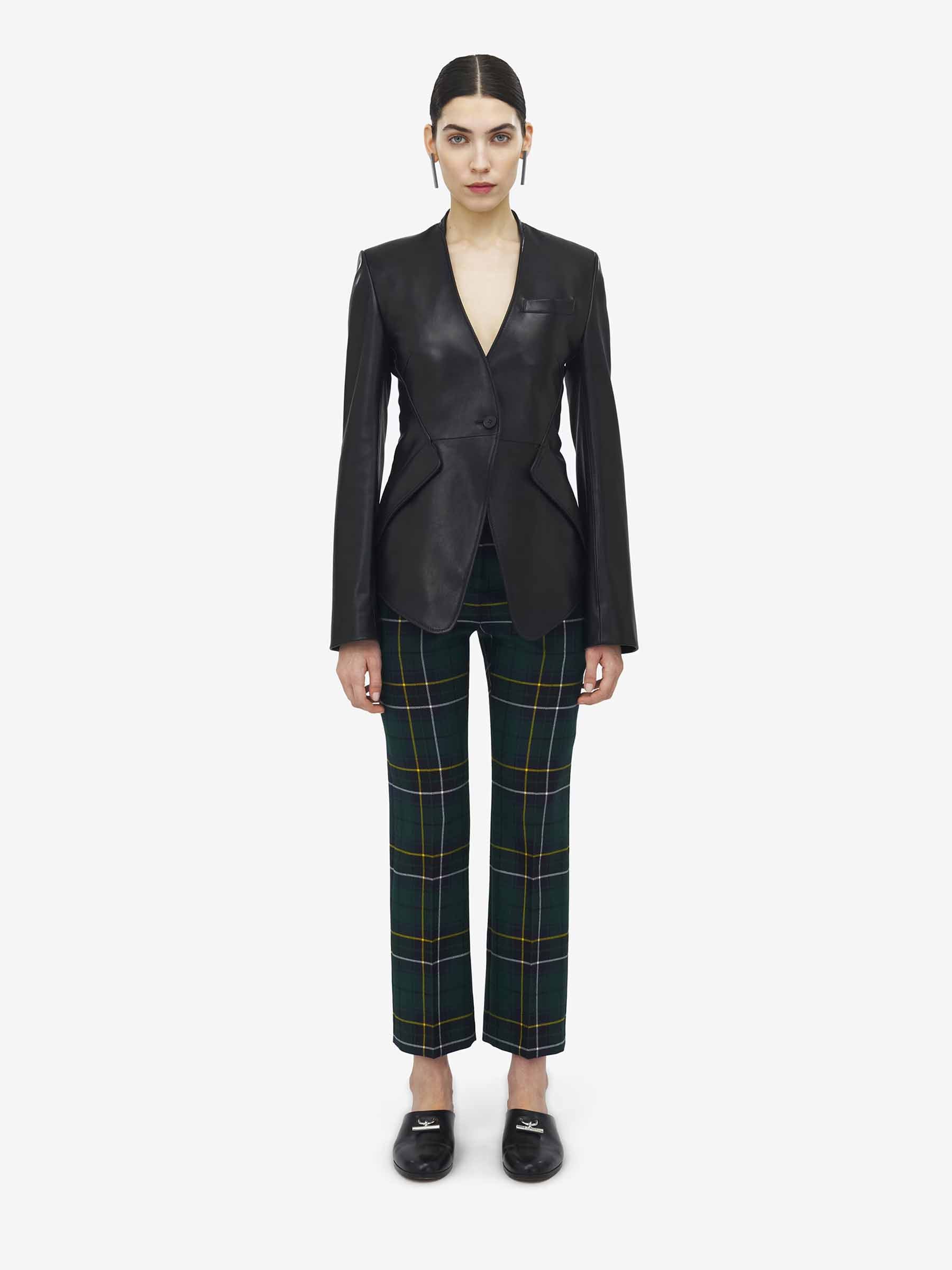 McQueen Mujer Barcelona Chaqueta Cuero Entallada color Negro sku 741-002250 01 - Foto 2