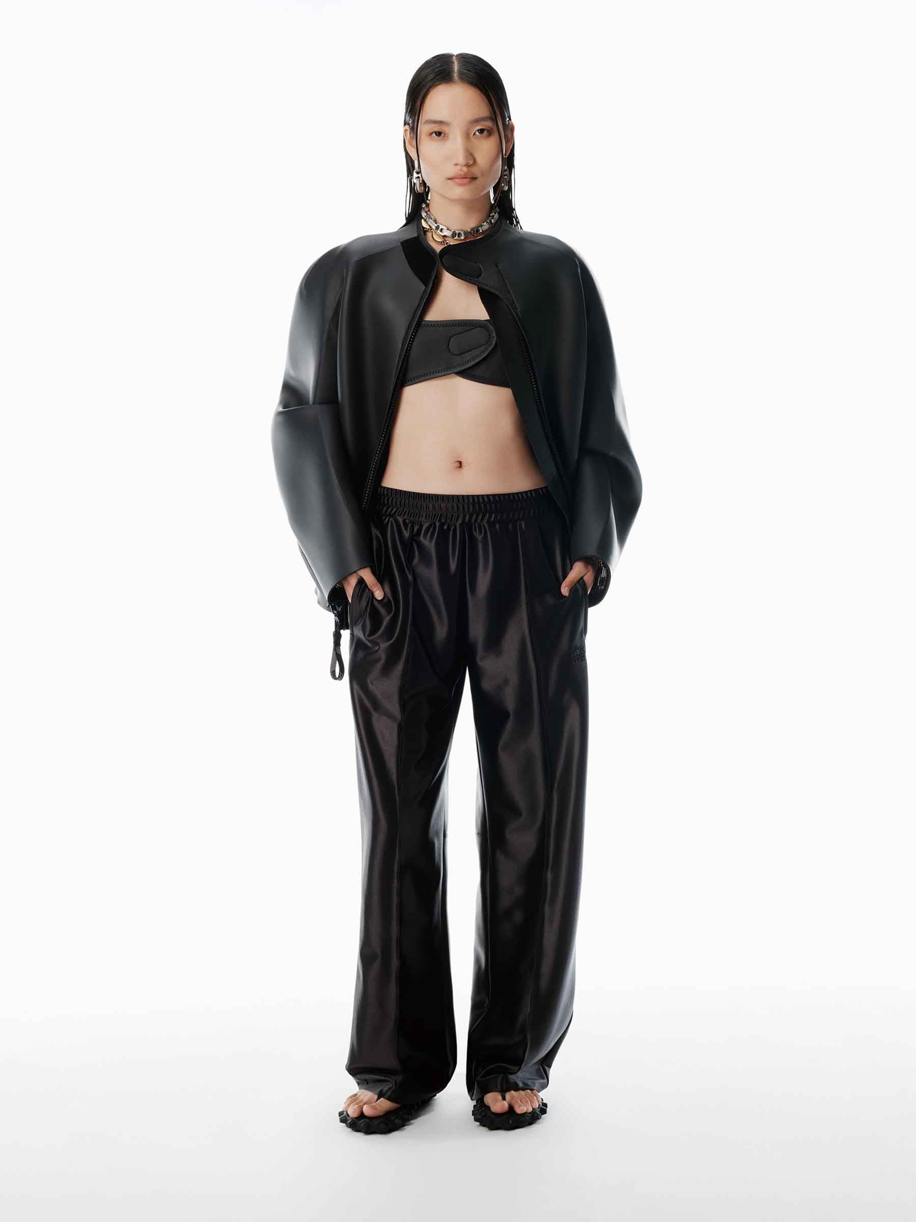 Alexander Wang Mujer Barcelona Joggers Satén color Negro sku 761-003901 01 - Foto 2