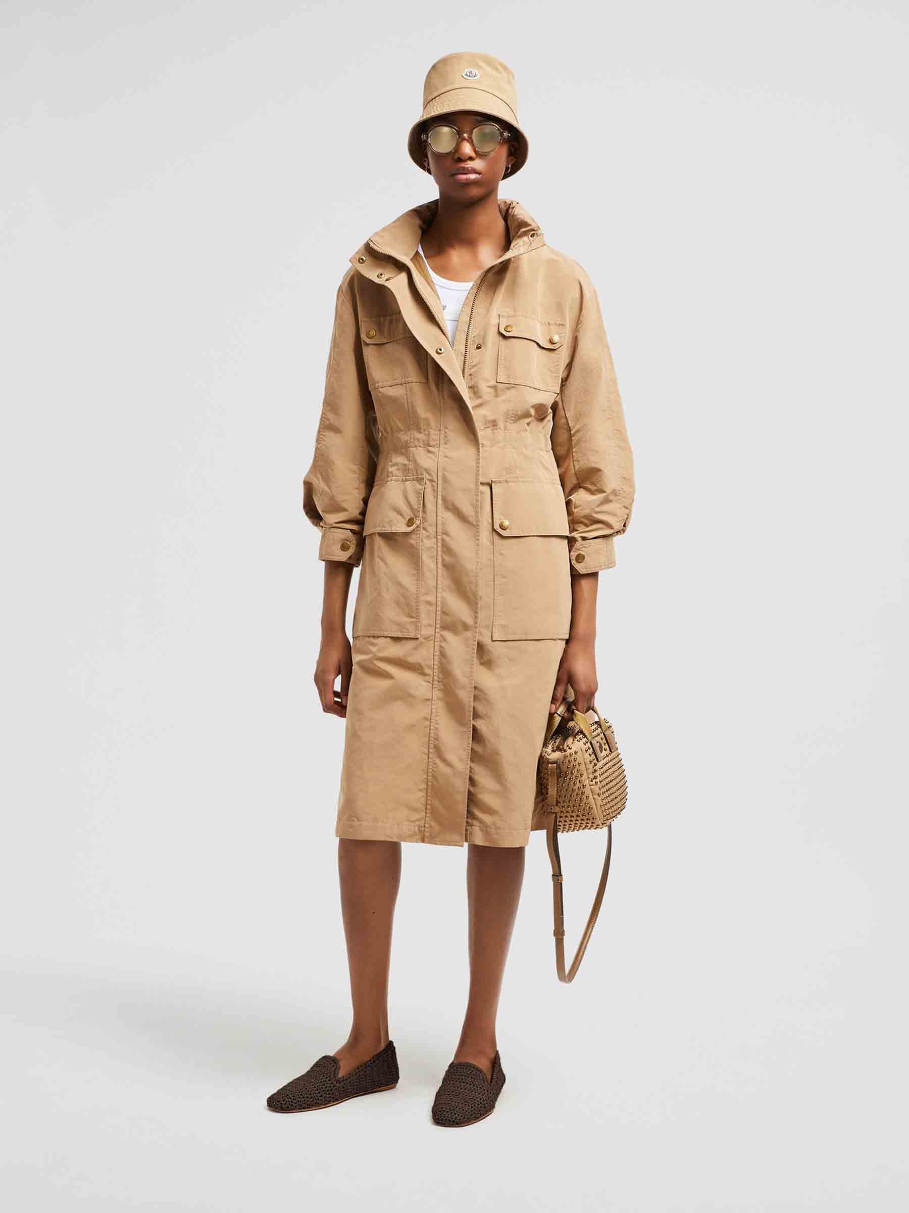 Moncler Mujer Barcelona Parka Técnica Nantes color Camel sku 771-001571 01 - Foto 2
