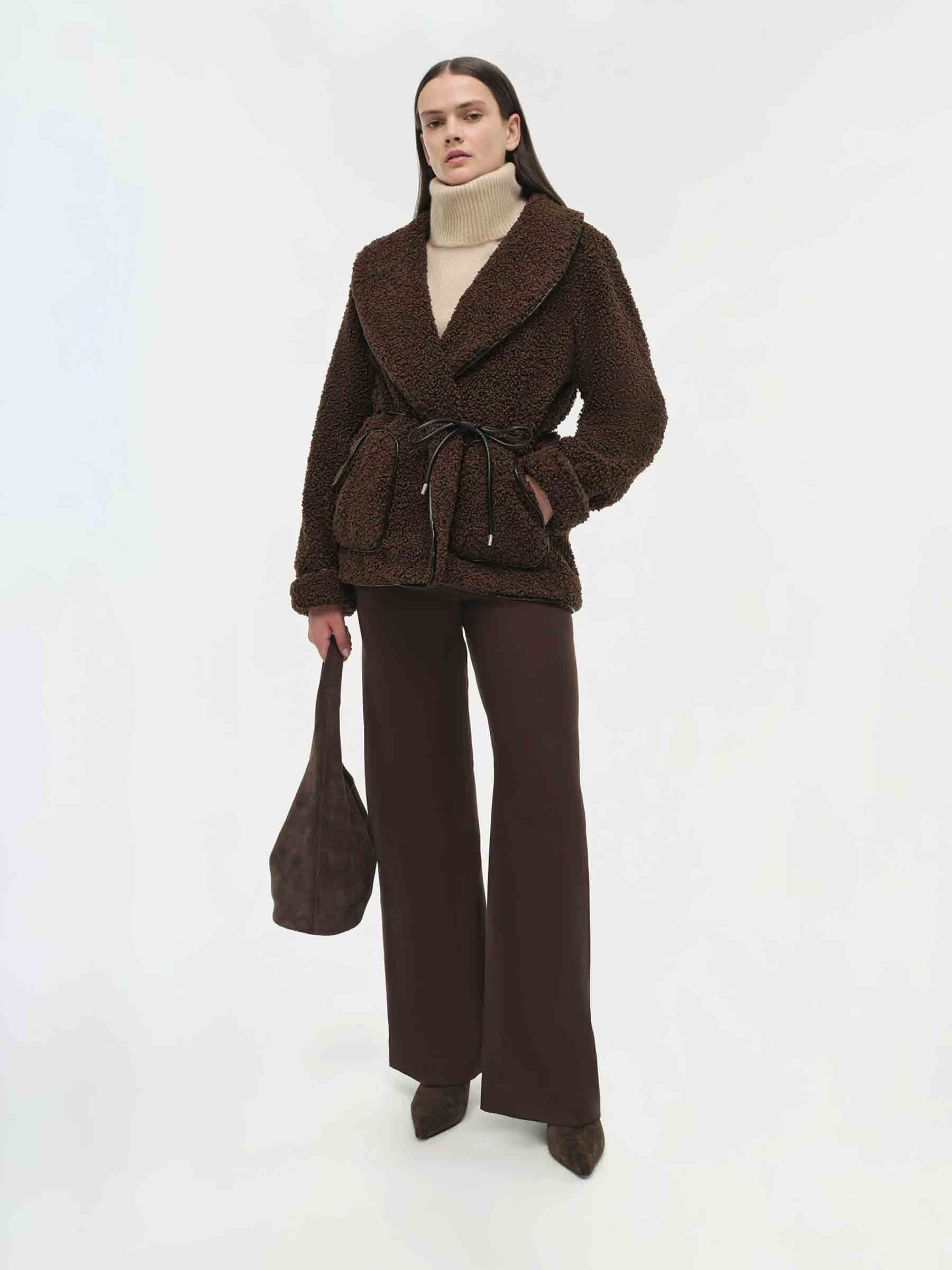 Simkhai Mujer Barcelona Abrigo Corto Kimia color Marrón Oscuro sku 771-001637 01 - Foto 2