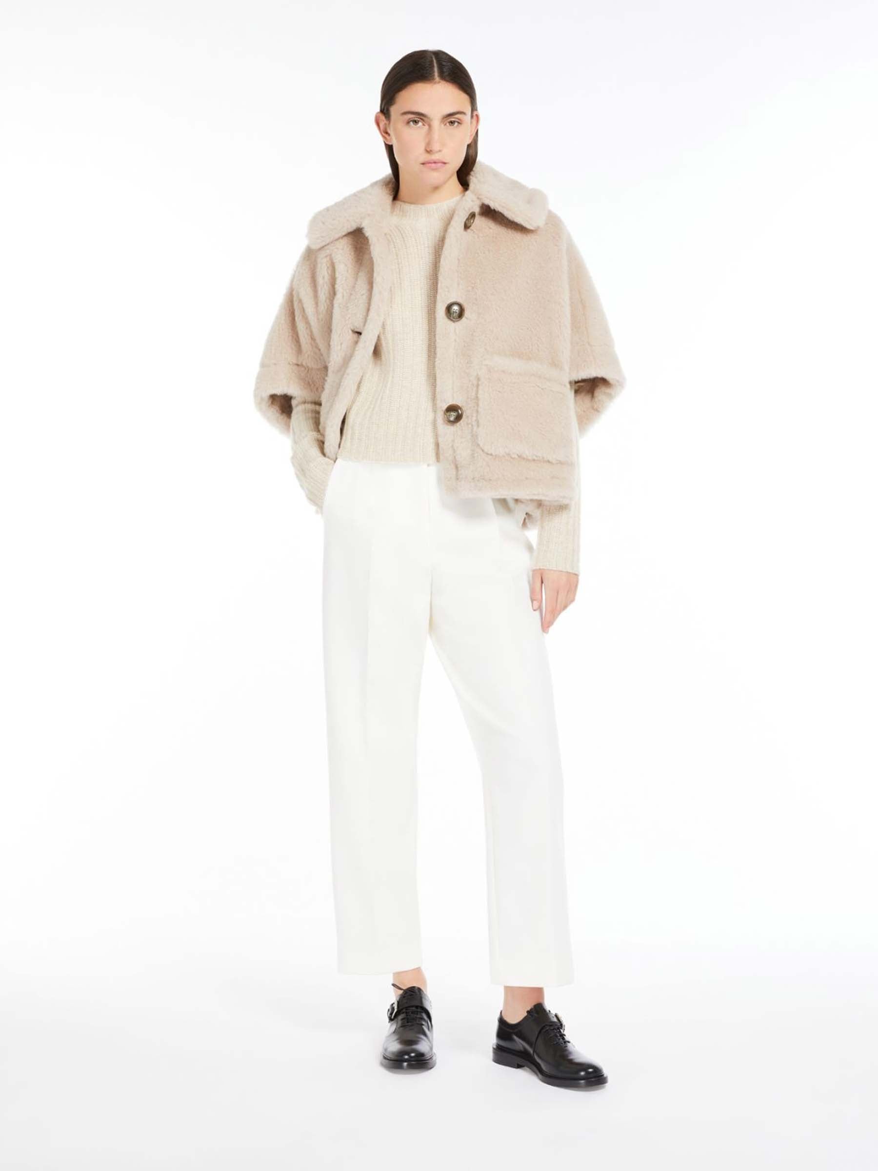 Max Mara Mujer Barcelona Abrigo Corto Pelo color Beige sku 771-001672 01 - Foto 2