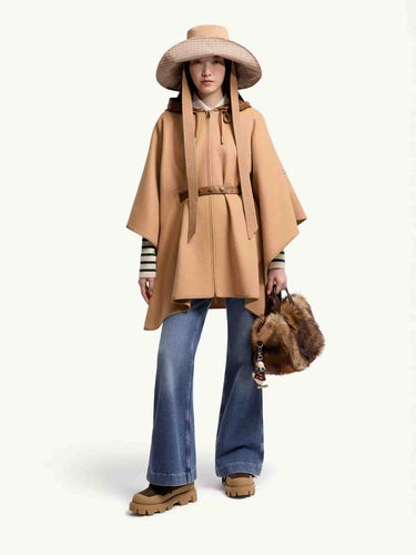 Moncler Mujer Barcelona Capa Capucha Acolchada color Camel sku 771-001730 01 - Foto 2