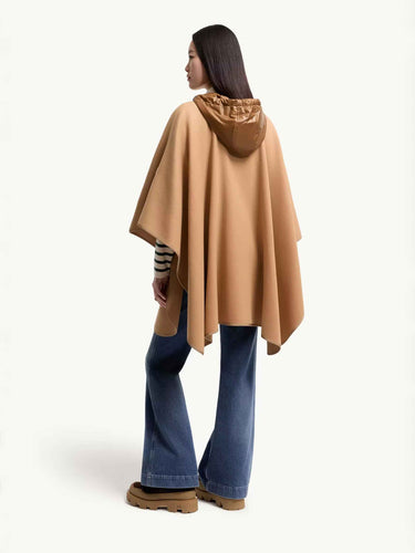 Moncler Mujer Barcelona Capa Capucha Acolchada color Camel sku 771-001730 01 - Foto 3